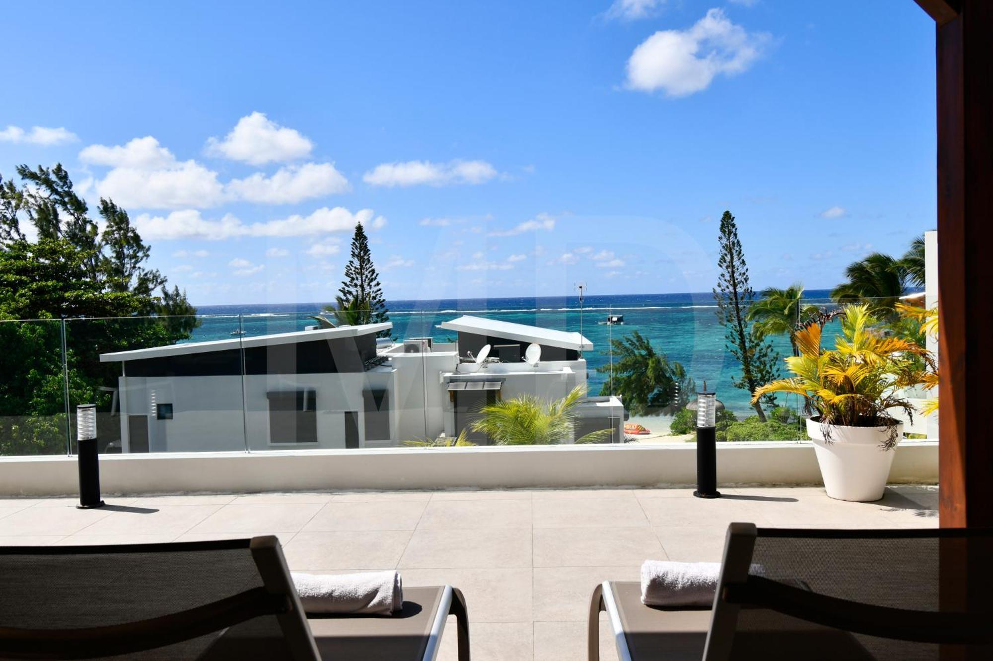 Penthouse De La Plage, Private Lift Apartment *