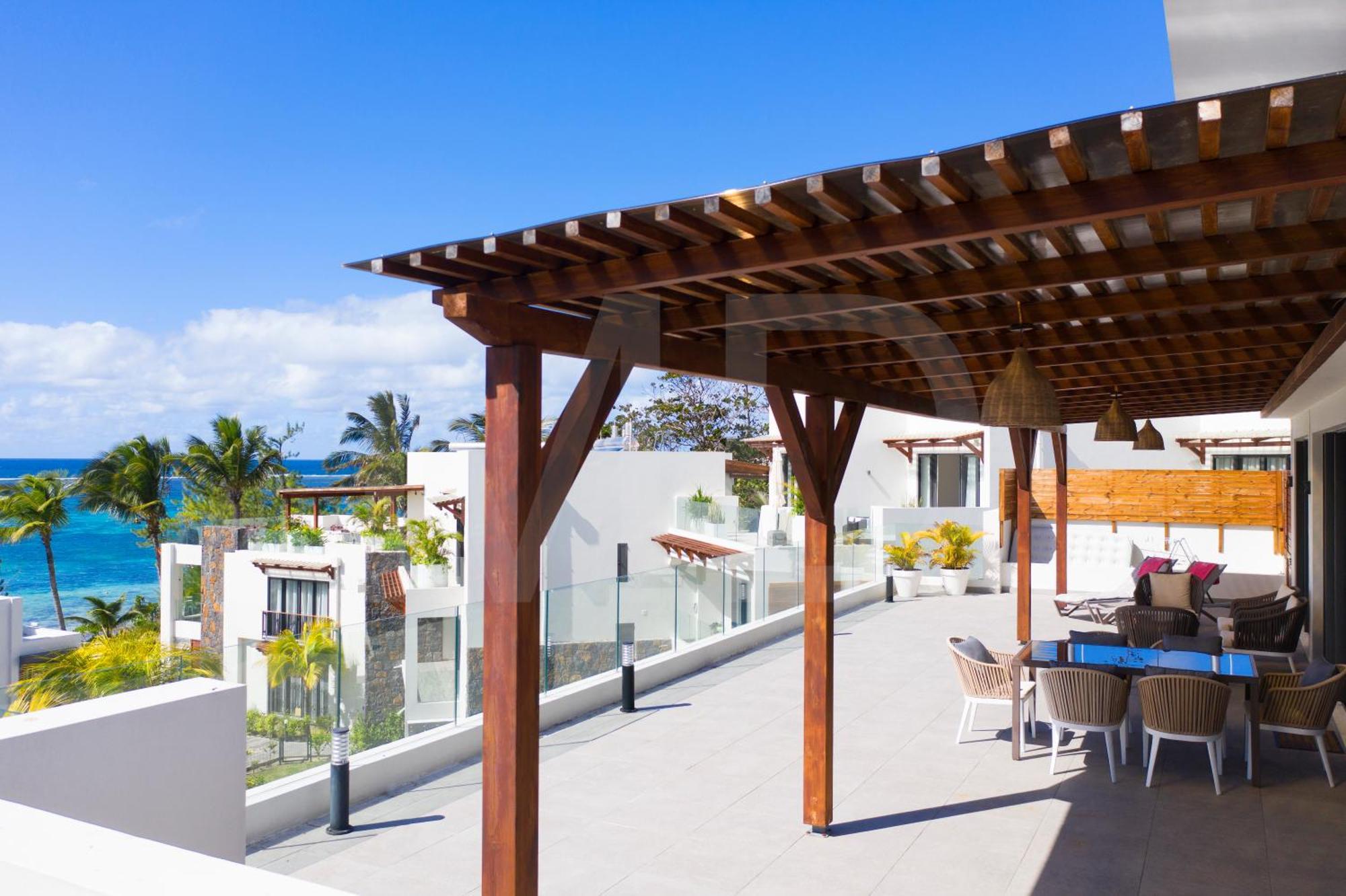 Penthouse De La Plage, Private Lift Apartment *