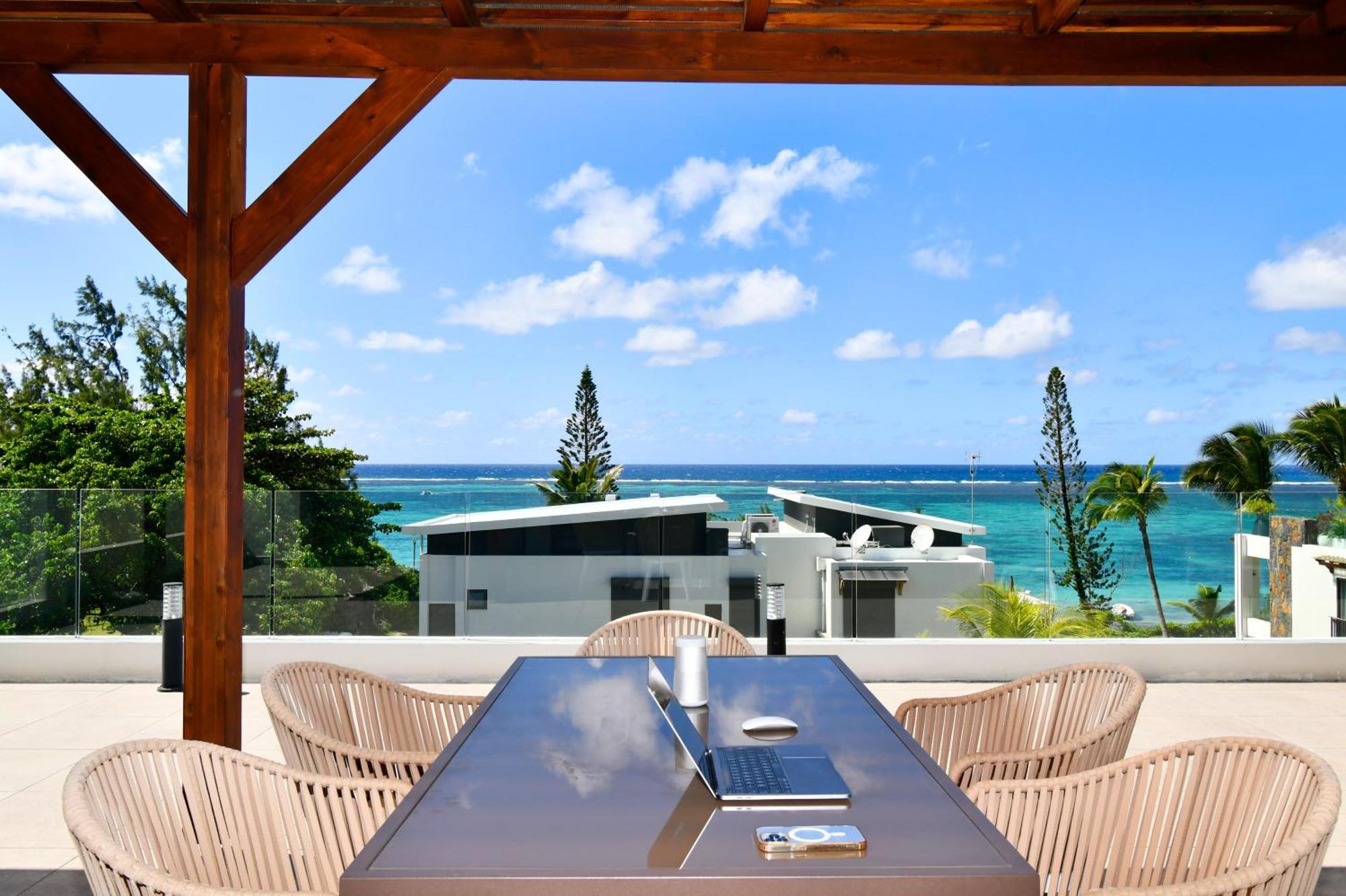 Penthouse De La Plage, Private Lift Apartment *