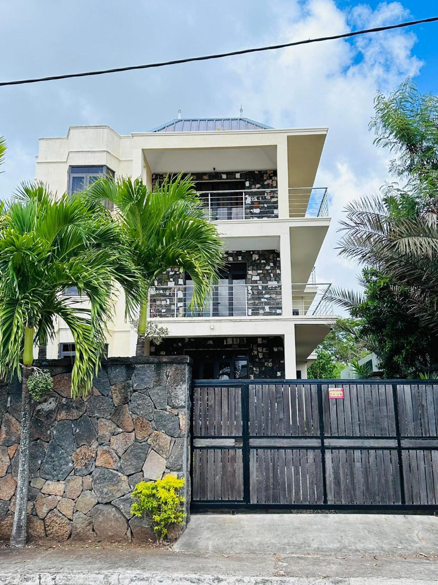 Paradise Triplex Apartment Port Louis