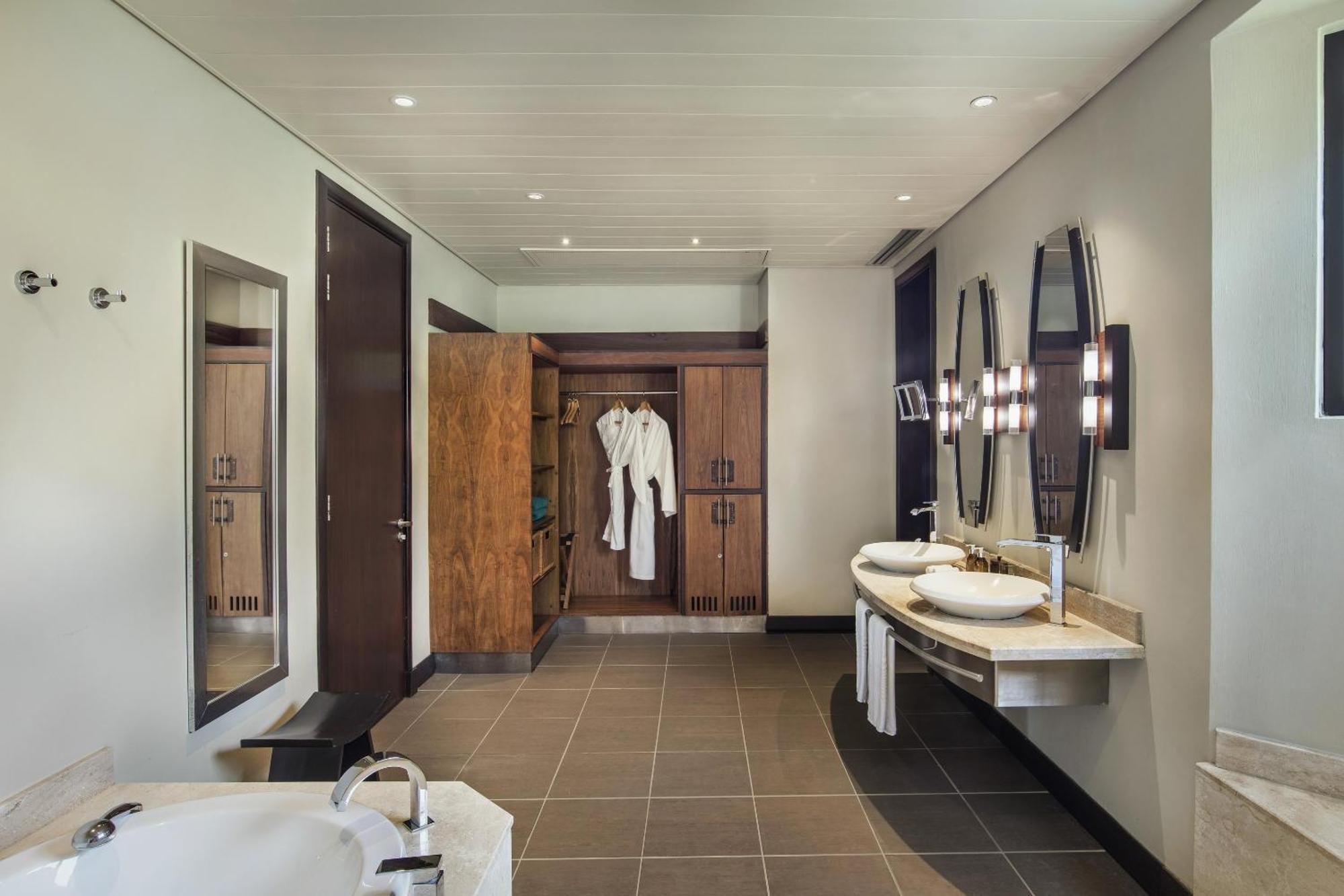 Beachcomber Golf & Resort 5*