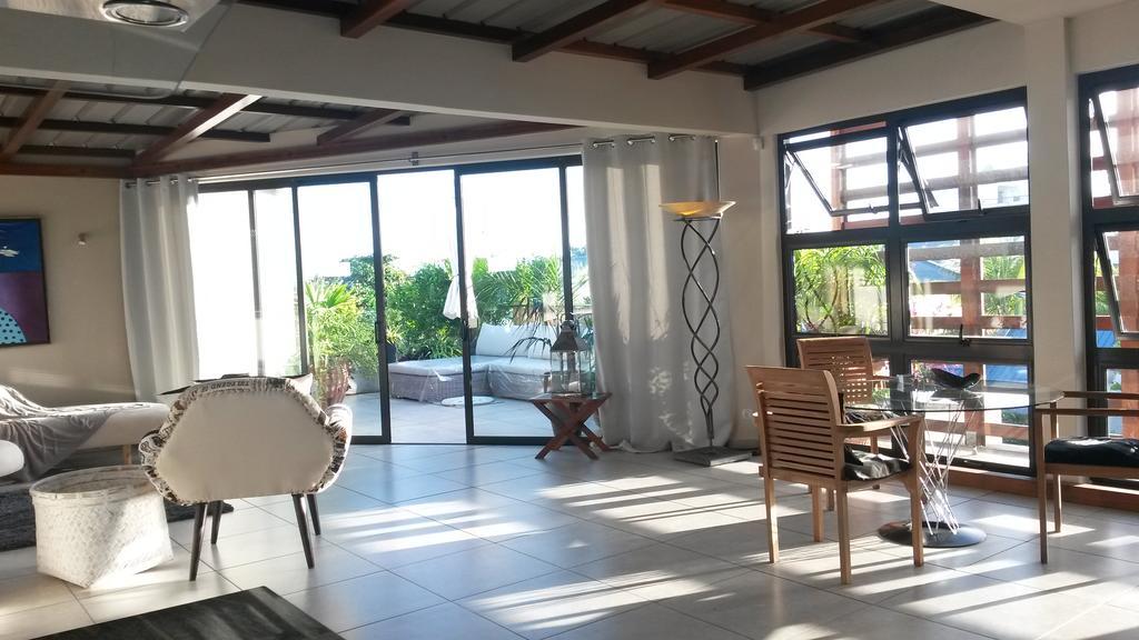 Atrium Apartment *
