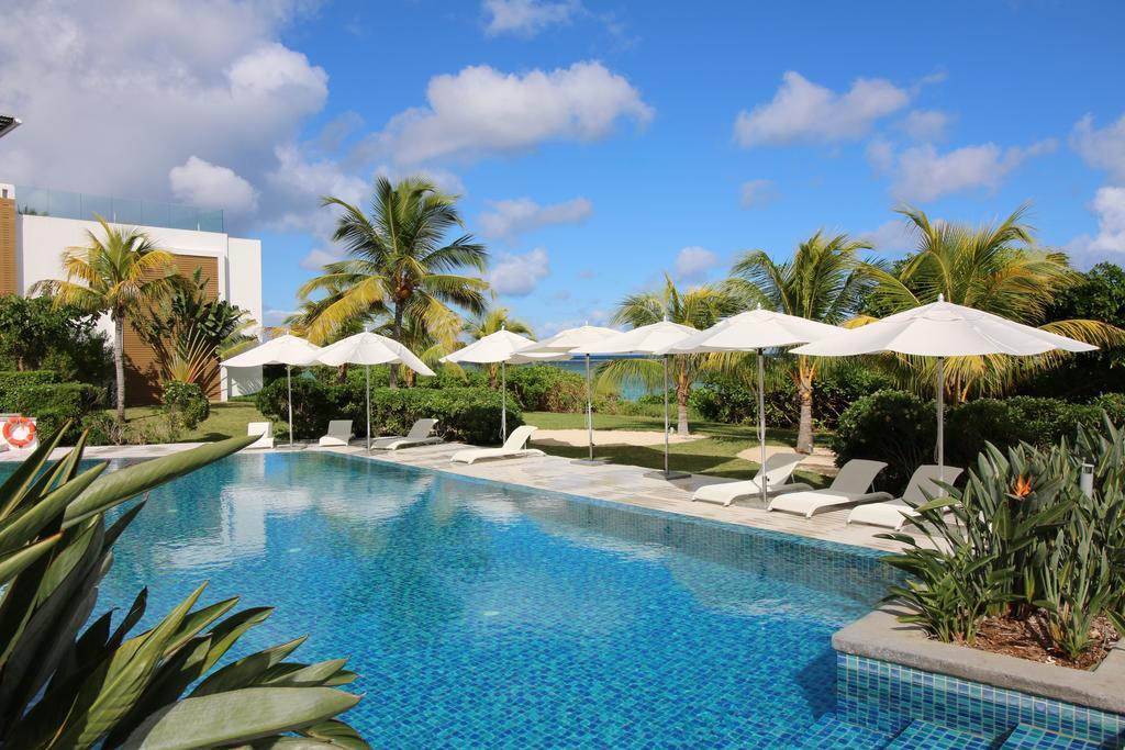 Cap Ouest: Luxury Beachfront Apartment