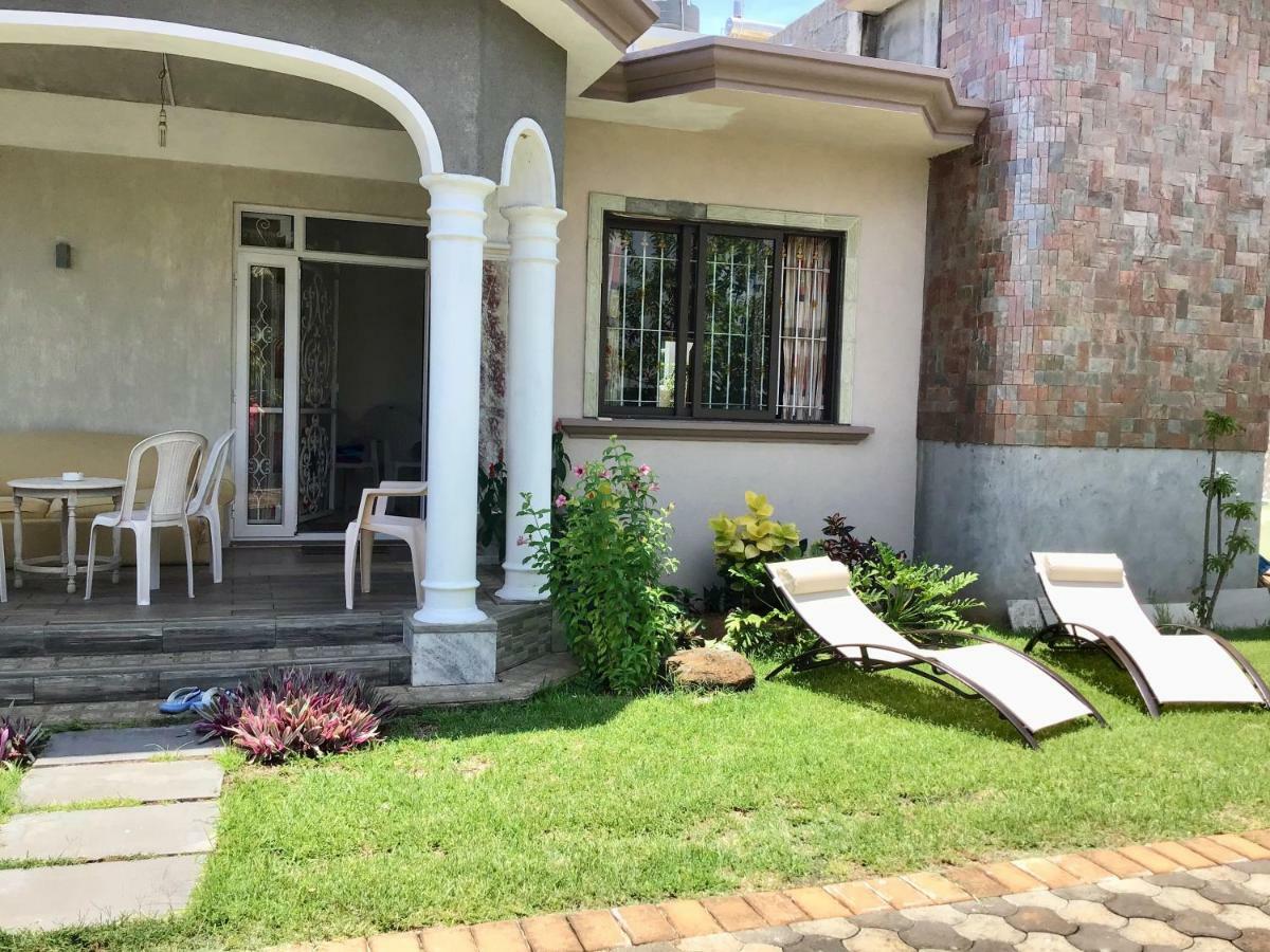 Cardamon Villa: Beachside Retreat With Pool * Flic en Flac