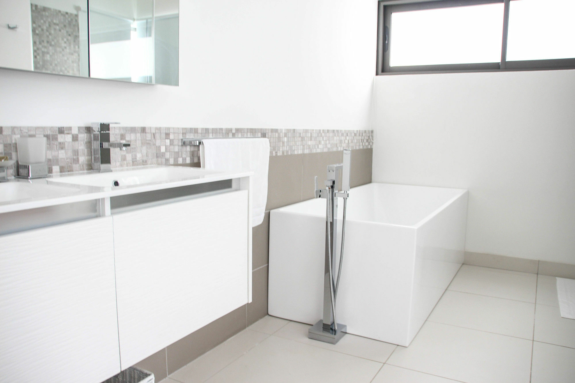 Latitude Luxury Seafront Apartment *