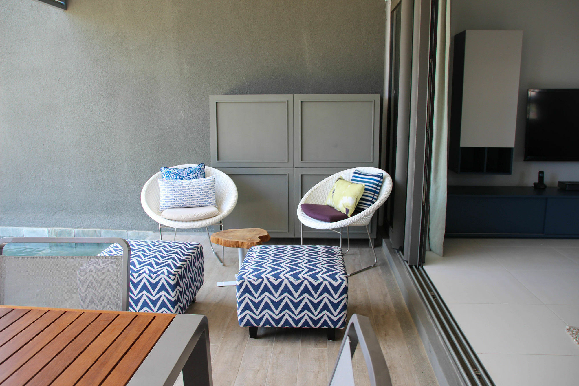 Latitude Luxury Seafront Apartment *