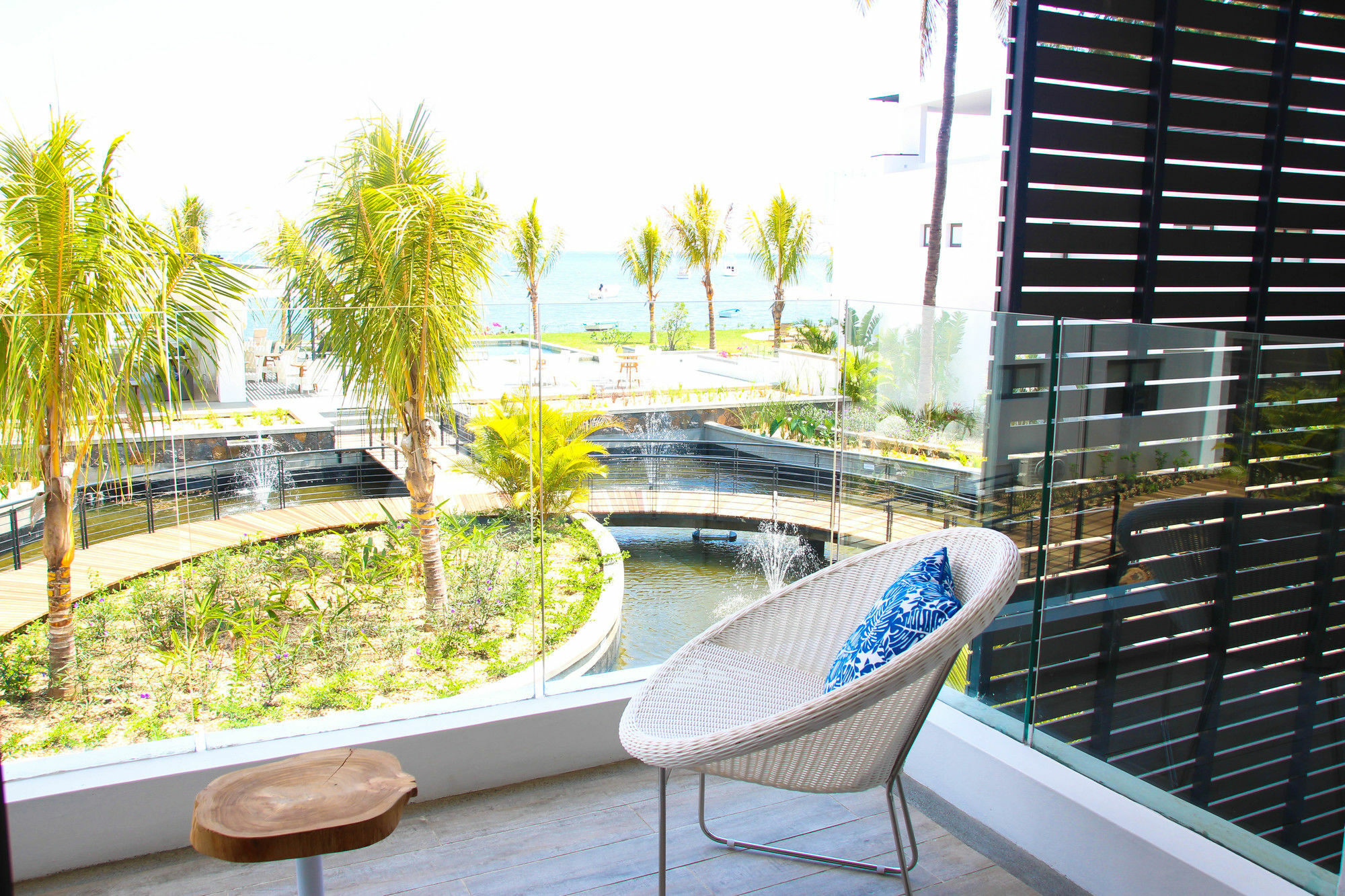 Latitude Luxury Seafront *