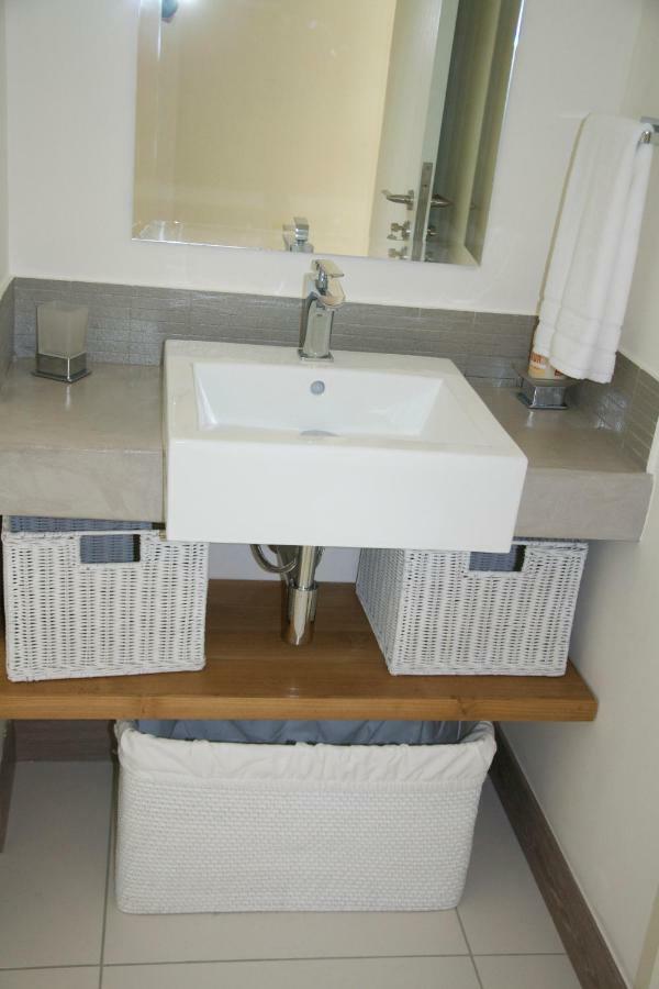 Summer Breeze Beachfront Luxury Apartment Pointe D'Esny