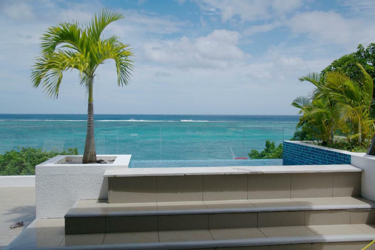 Cap Ouest Beachfront Luxury Penthouse & * Flic en Flac