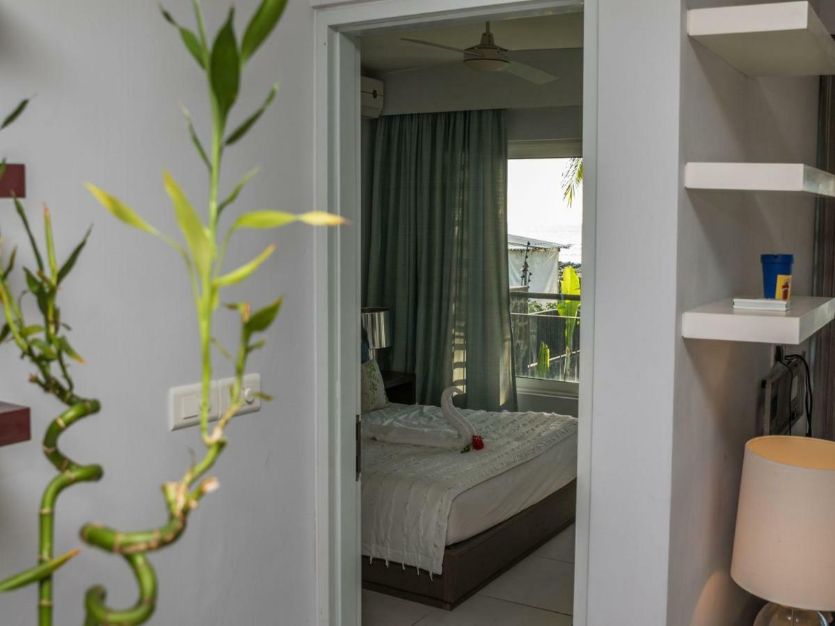 Beachfront & Pool Serviced With Stunning View - Closest To The Than Apartment Triolet