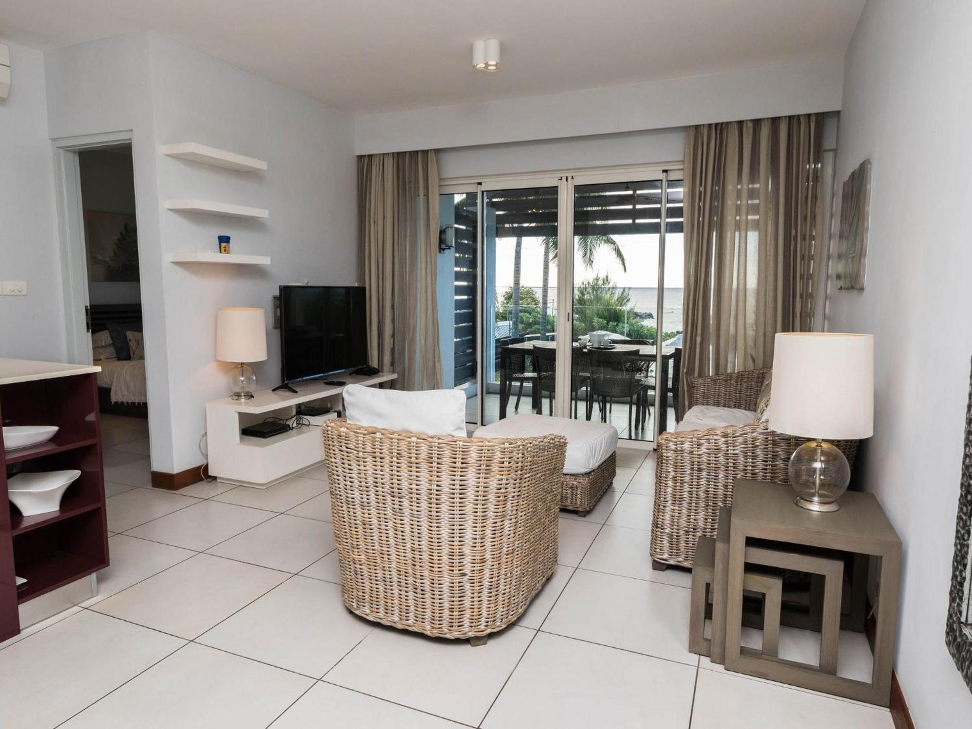 Apartment Beachfront & Pool Serviced With Stunning View - Closest To The Than