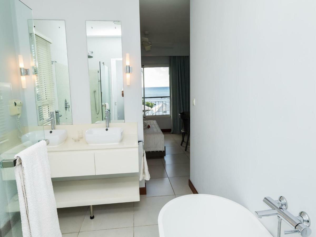 Apartment Beachfront & Pool Serviced With Stunning View - Closest To The Than