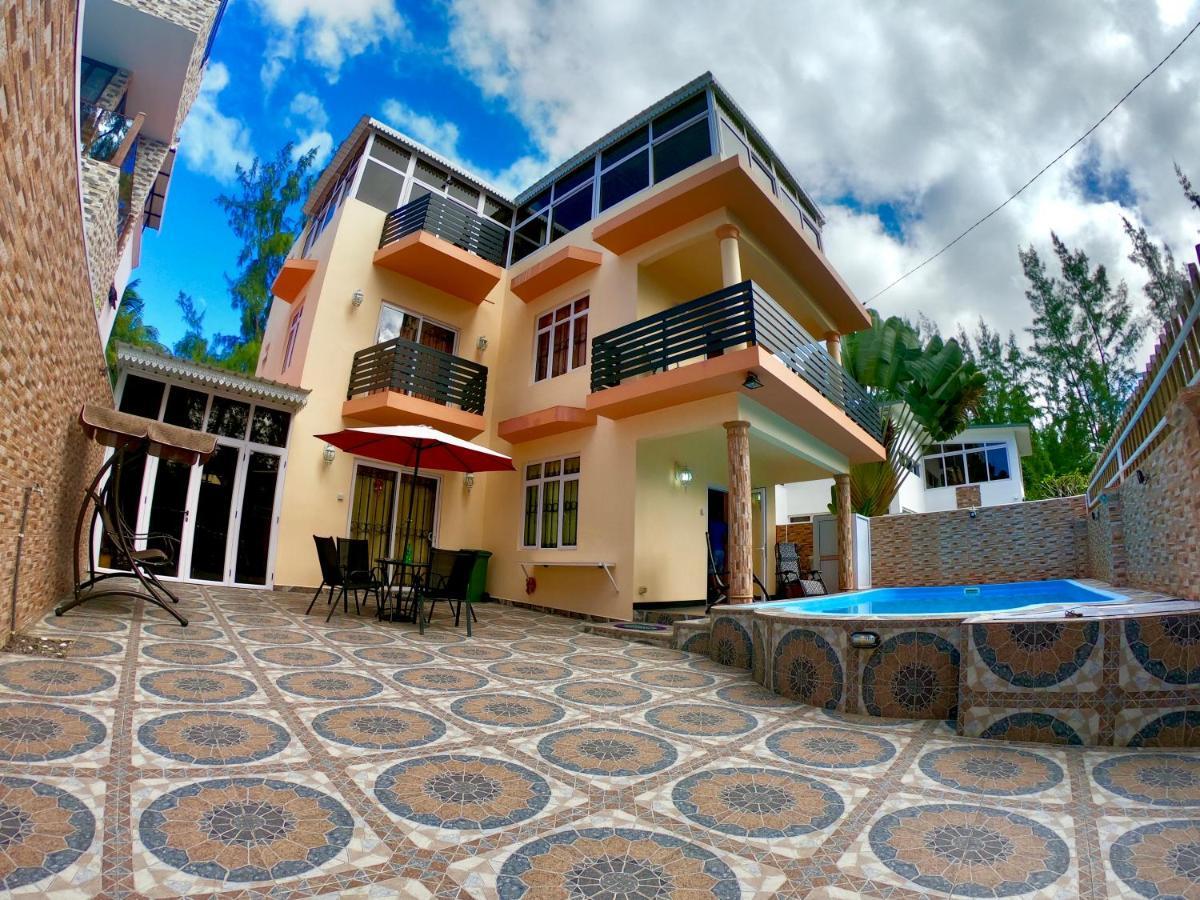 C10 - Private With Swimming Pool Surinam