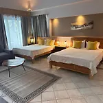 Le Gite Du Bonheur Guest House & Car Rental