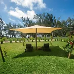 Quaint 2Bdr Apt In Melville Public Beach W Pool
