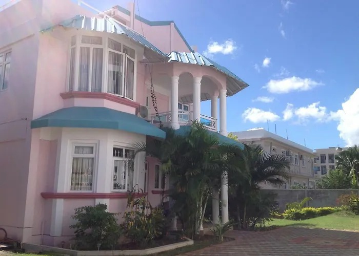Fayruz Villa Is A 3 Bedroom, 3 Bathroom Detached House With Ac And Swimming Pool 5 Minutes Walk From Flic En Flac Public Beach