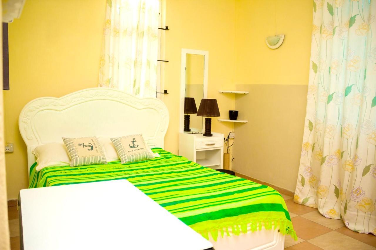 Pereybere Poolside Haven: Spacious Retreat *