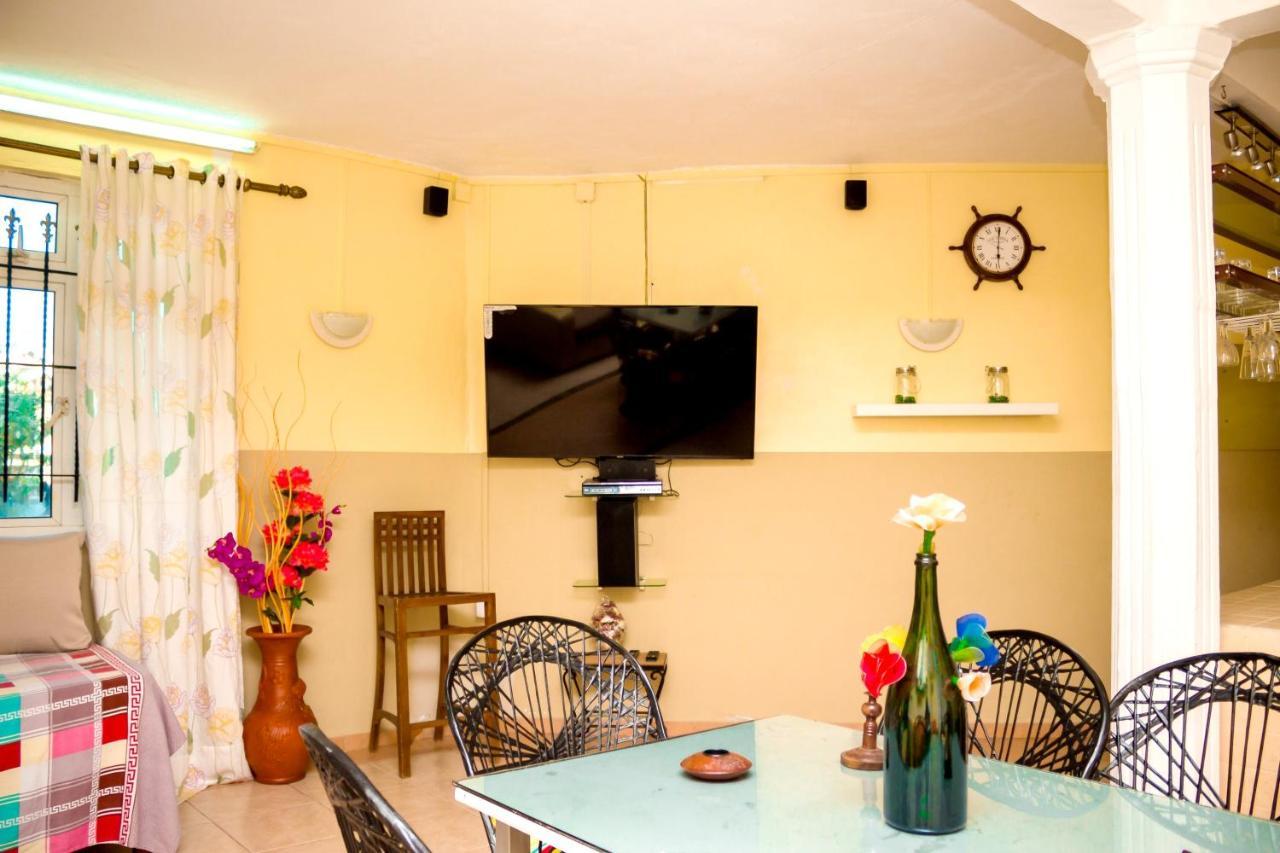 Pereybere Poolside Haven: Spacious Retreat * Pereybere Beach