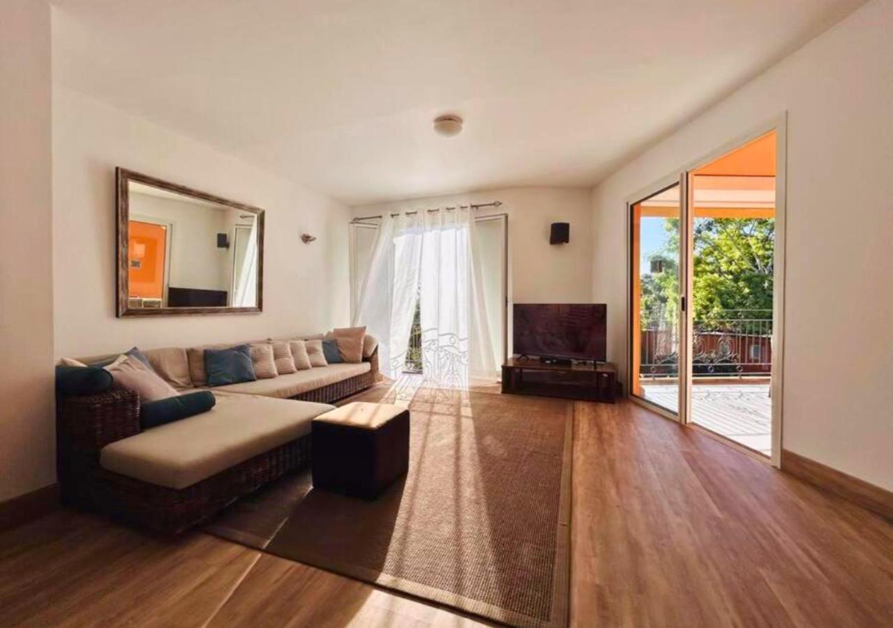 Scenic Riverfront 2 Bedroom In Port Chambly *