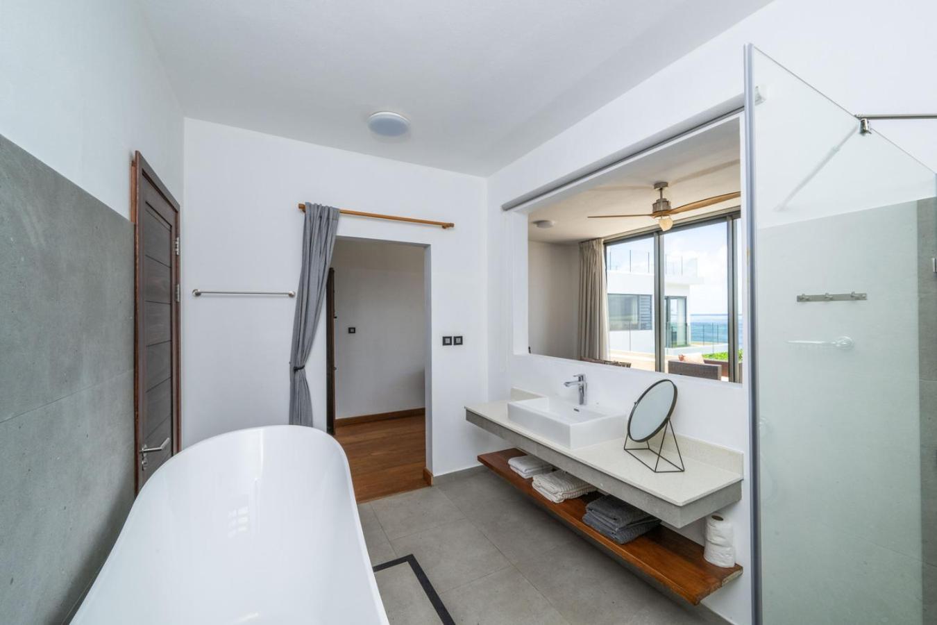 Villa Stunning Beachfront For A Perfect Getaway *