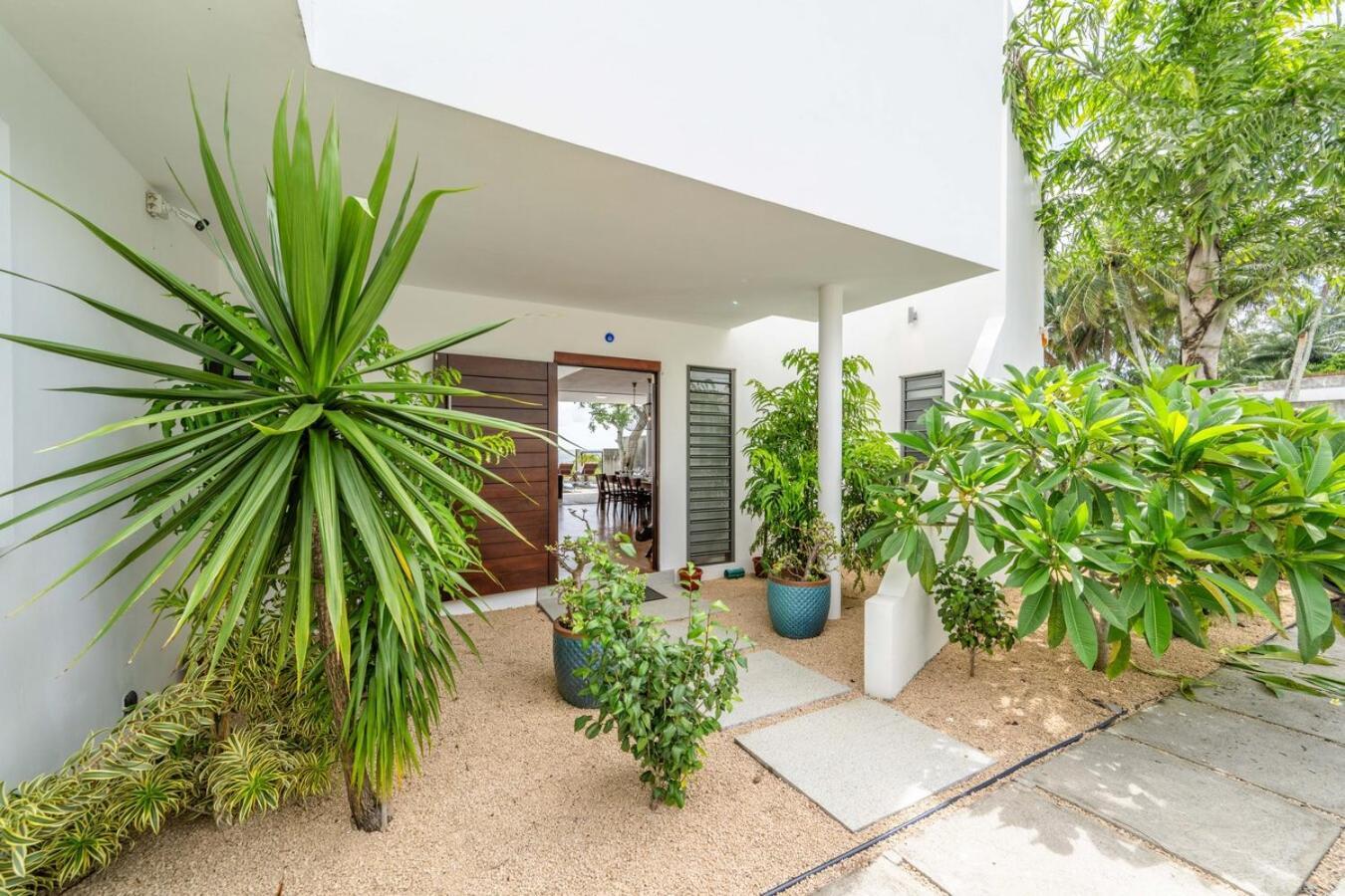 Villa Stunning Beachfront For A Perfect Getaway Riambel