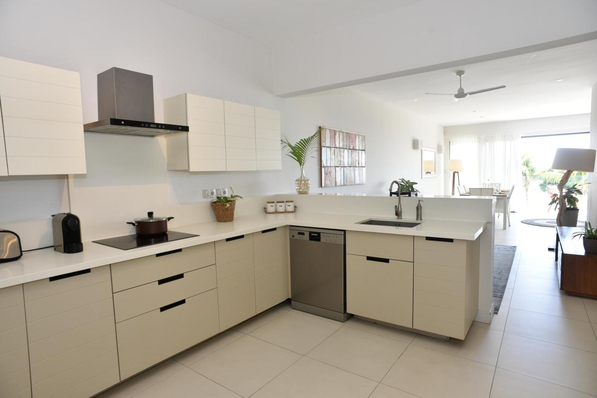 Cap Ouest Beachfront Luxury Penthouse & Apartment Flic en Flac