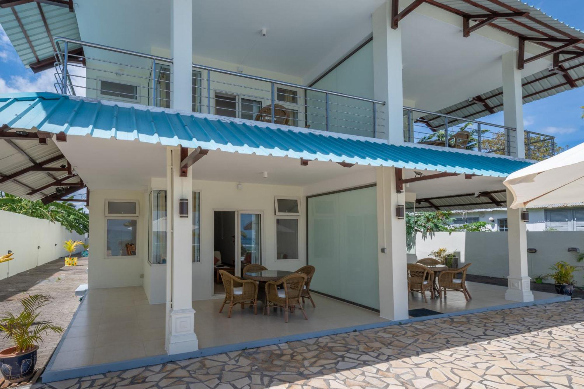 Beachfront Vista Apartment Triolet