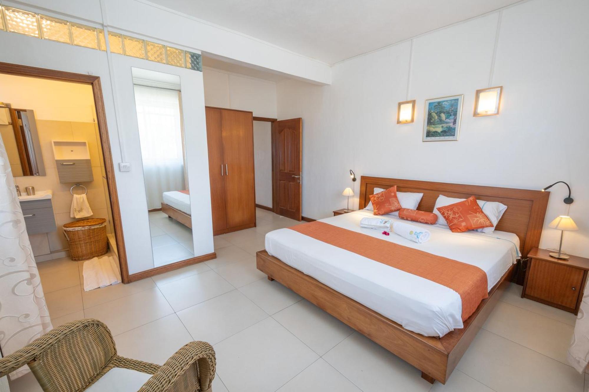 Beachfront Vista Apartment Triolet