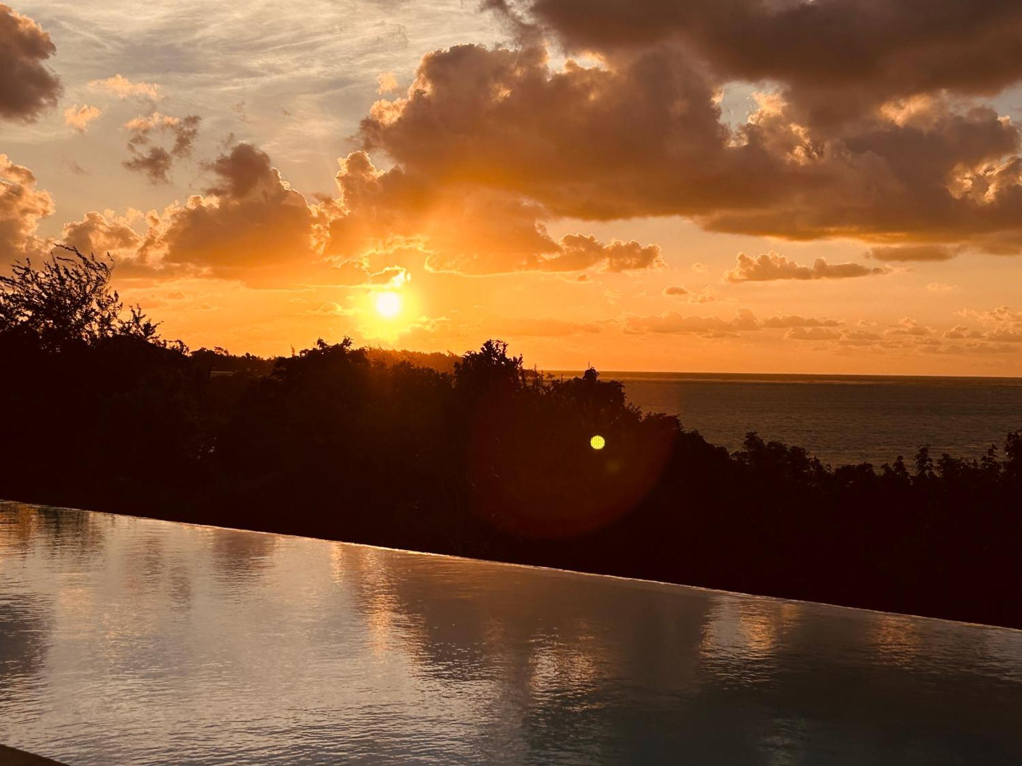 Maya Oceanfront With Pool, Jaccuzzi, Wifi, Jets In Bathroom Trou d'Eau Douce