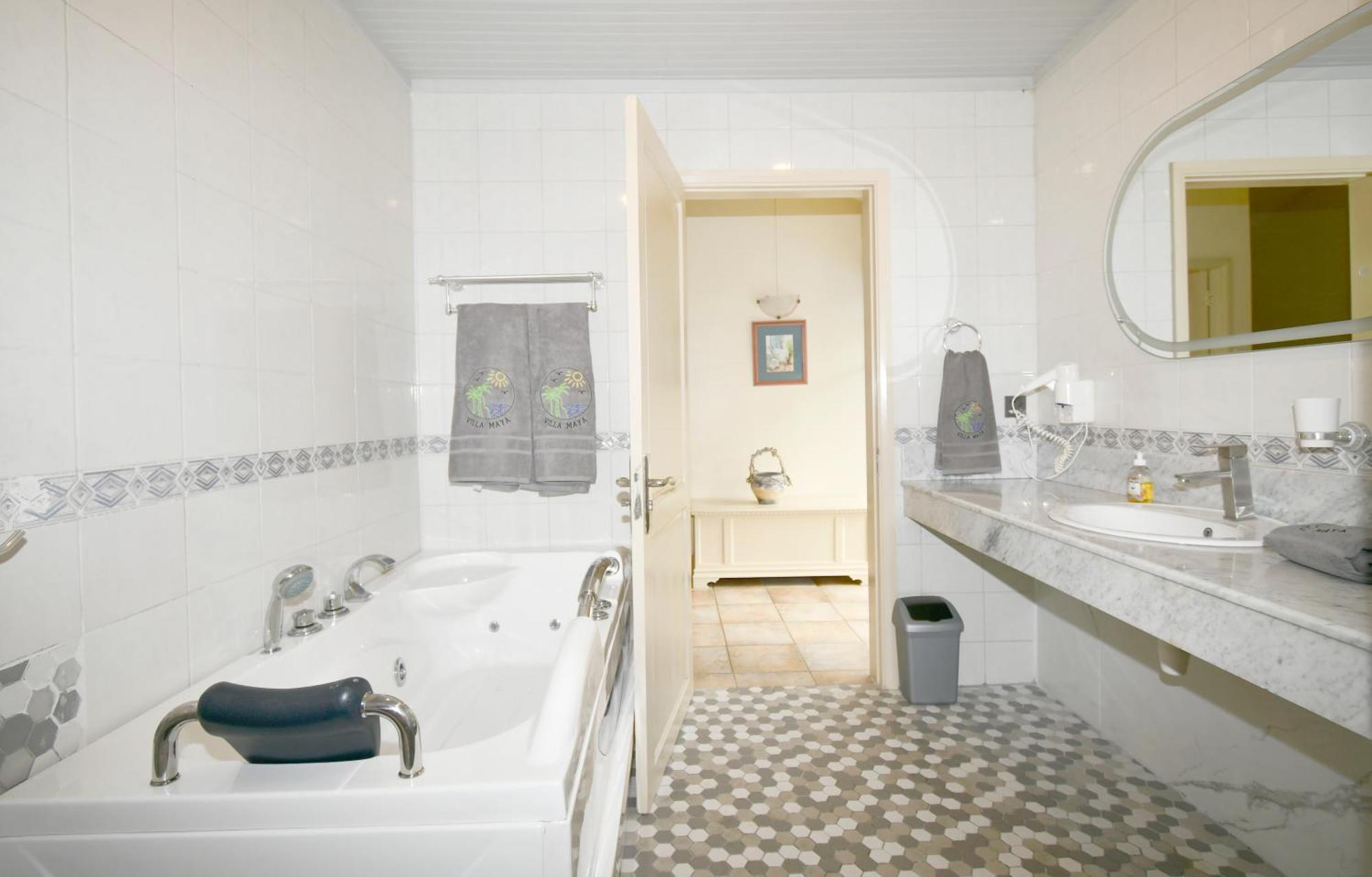 Holiday home Maya Oceanfront With Pool, Jaccuzzi, Wifi, Jets In Bathroom Trou d'Eau Douce