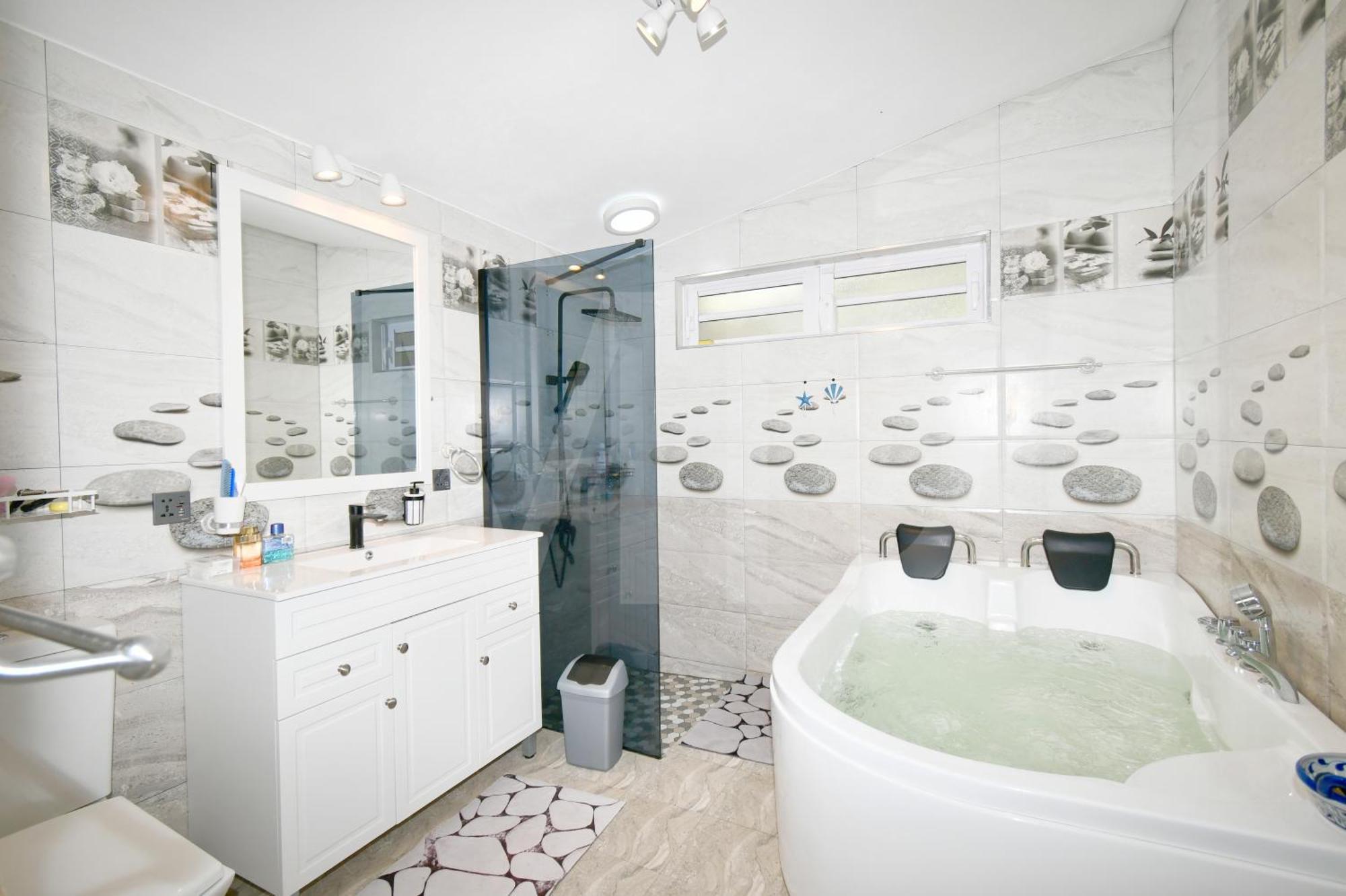Maya Oceanfront With Pool, Jaccuzzi, Wifi, Jets In Bathroom *