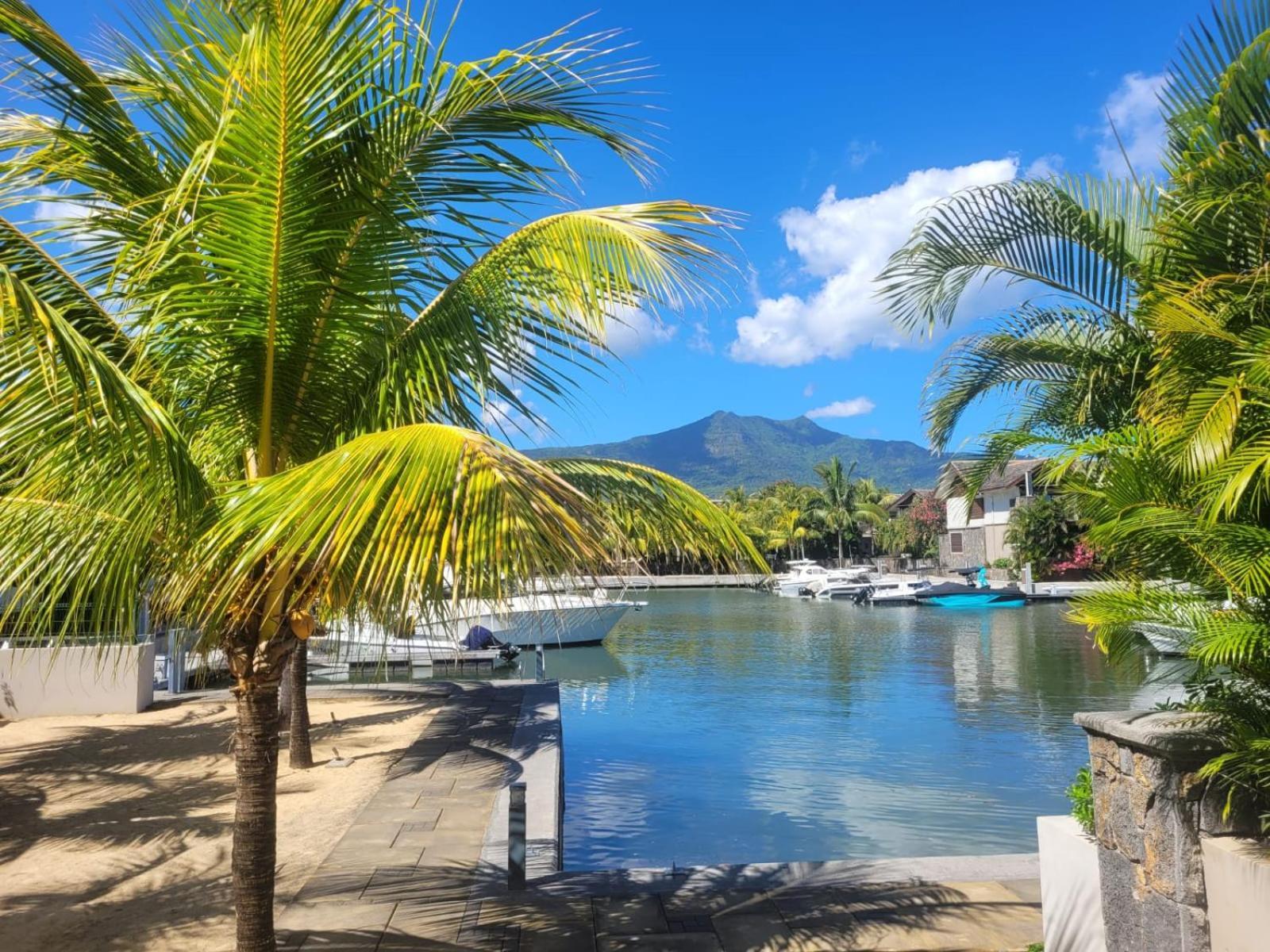 L'estuaire Seafront Black River Apartment