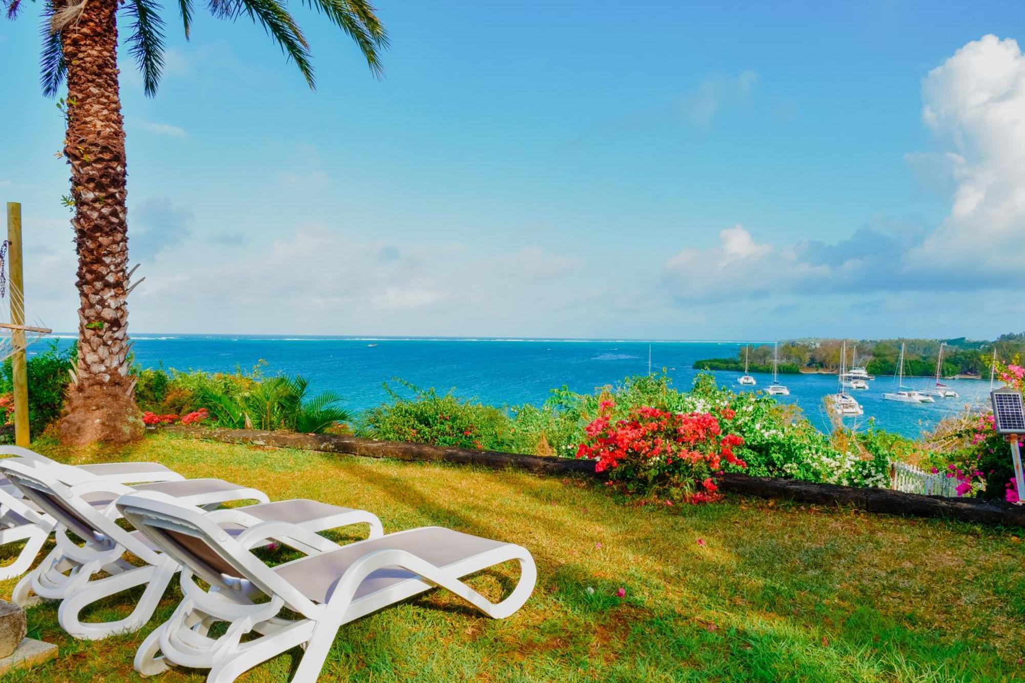 Boutique On The Rocks With Stunning Sea Views, Infinity Pool & Private Sea Holiday home