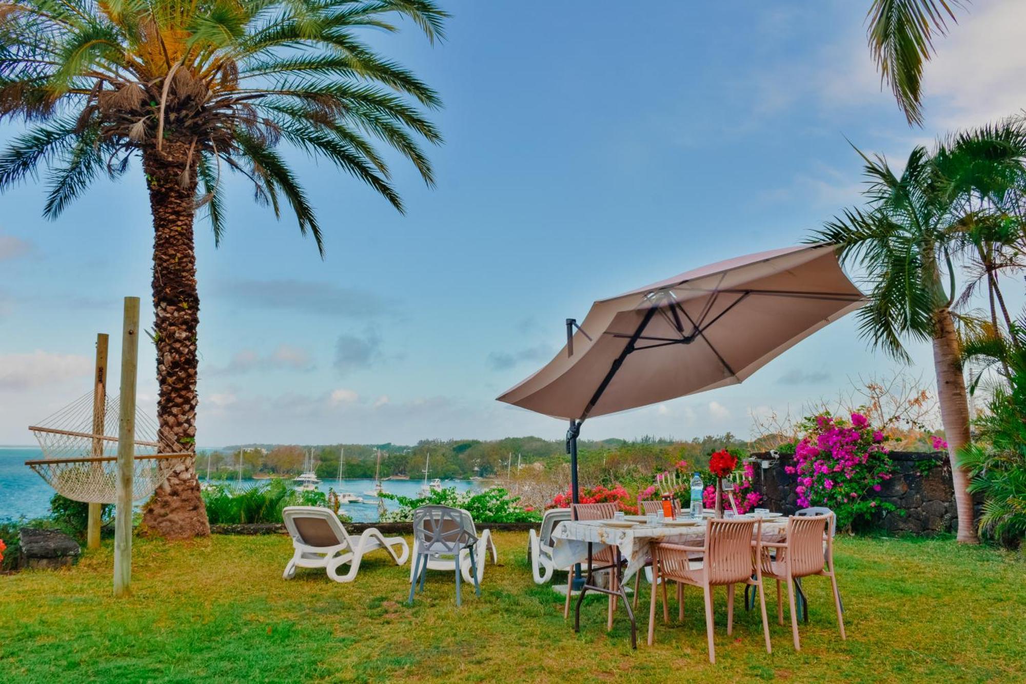 Boutique On The Rocks With Stunning Sea Views, Infinity Pool & Private Sea Holiday home *