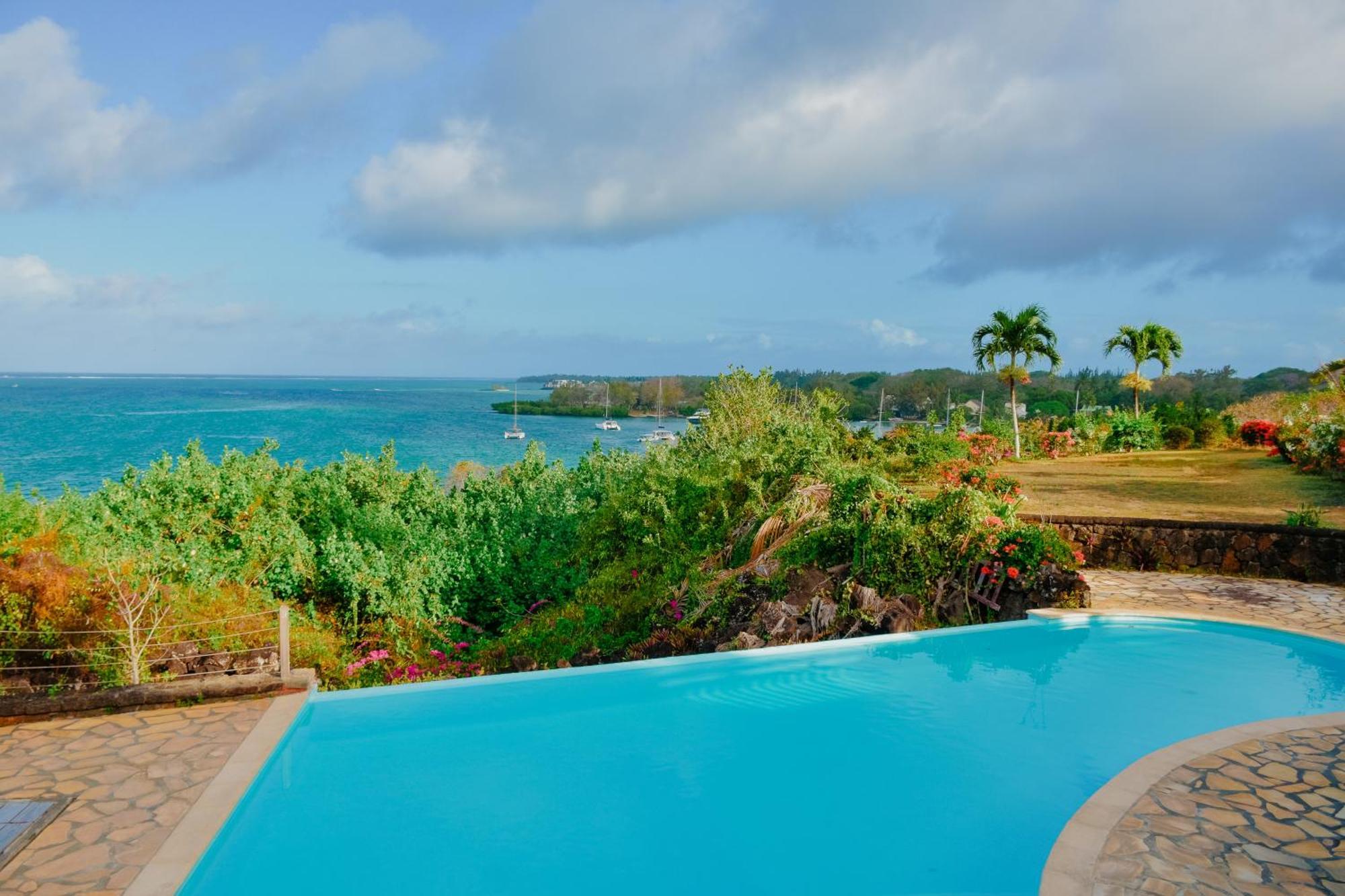 Boutique On The Rocks With Stunning Sea Views, Infinity Pool & Private Sea Holiday home Trou d'Eau Douce