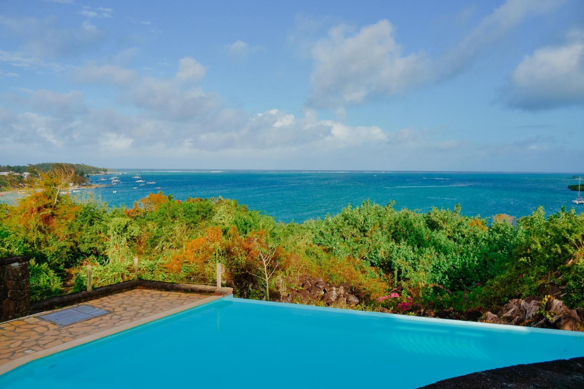 Boutique On The Rocks With Stunning Sea Views, Infinity Pool & Private Sea Holiday home