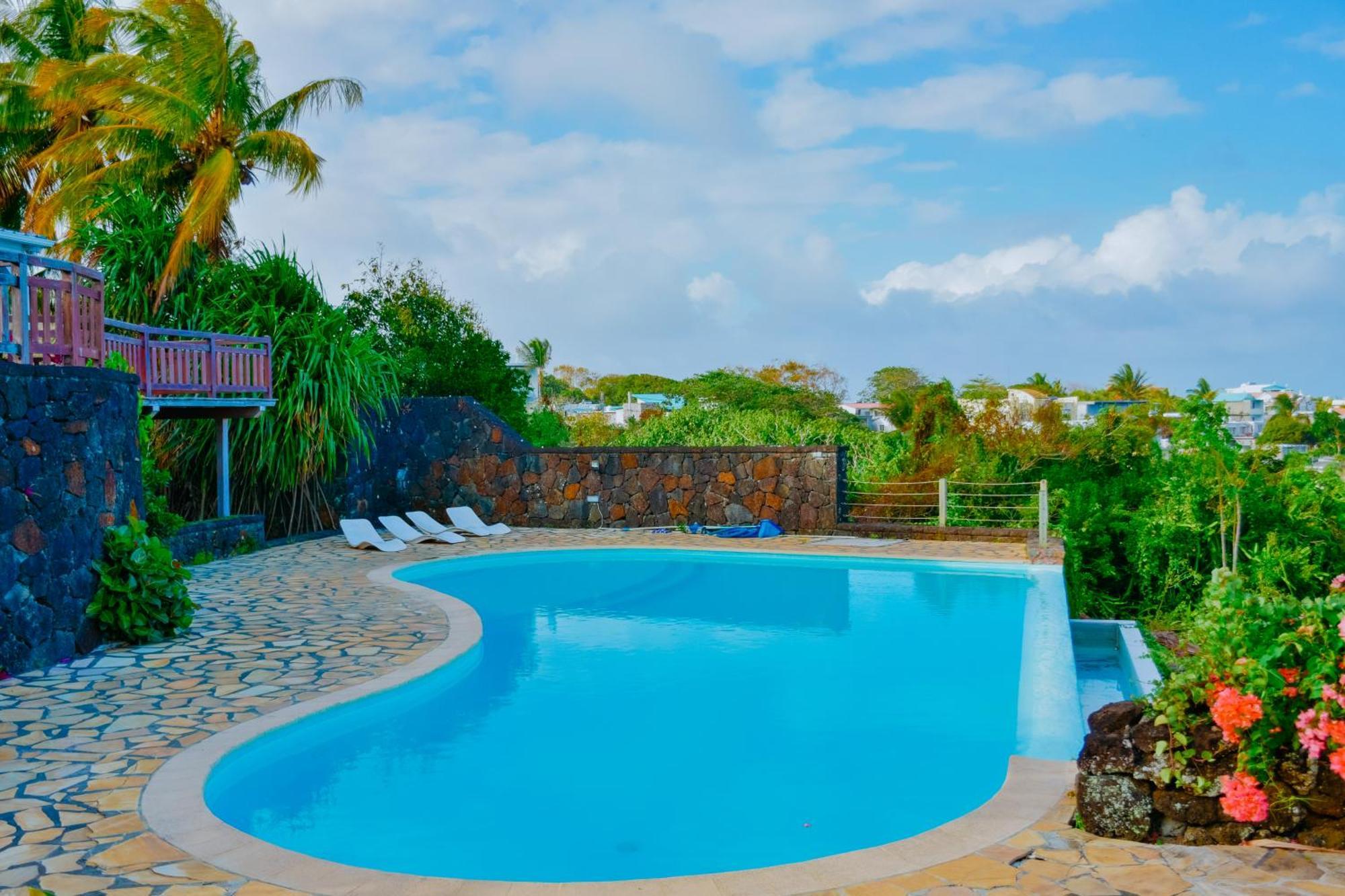 Boutique On The Rocks With Stunning Sea Views, Infinity Pool & Private Sea Holiday home *