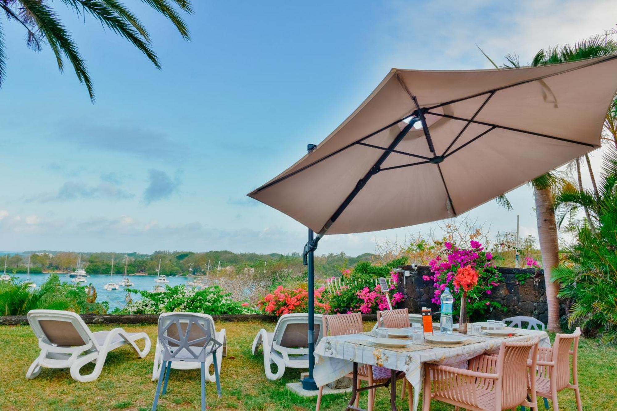 Boutique On The Rocks With Stunning Sea Views, Infinity Pool & Private Sea Holiday home Trou d'Eau Douce