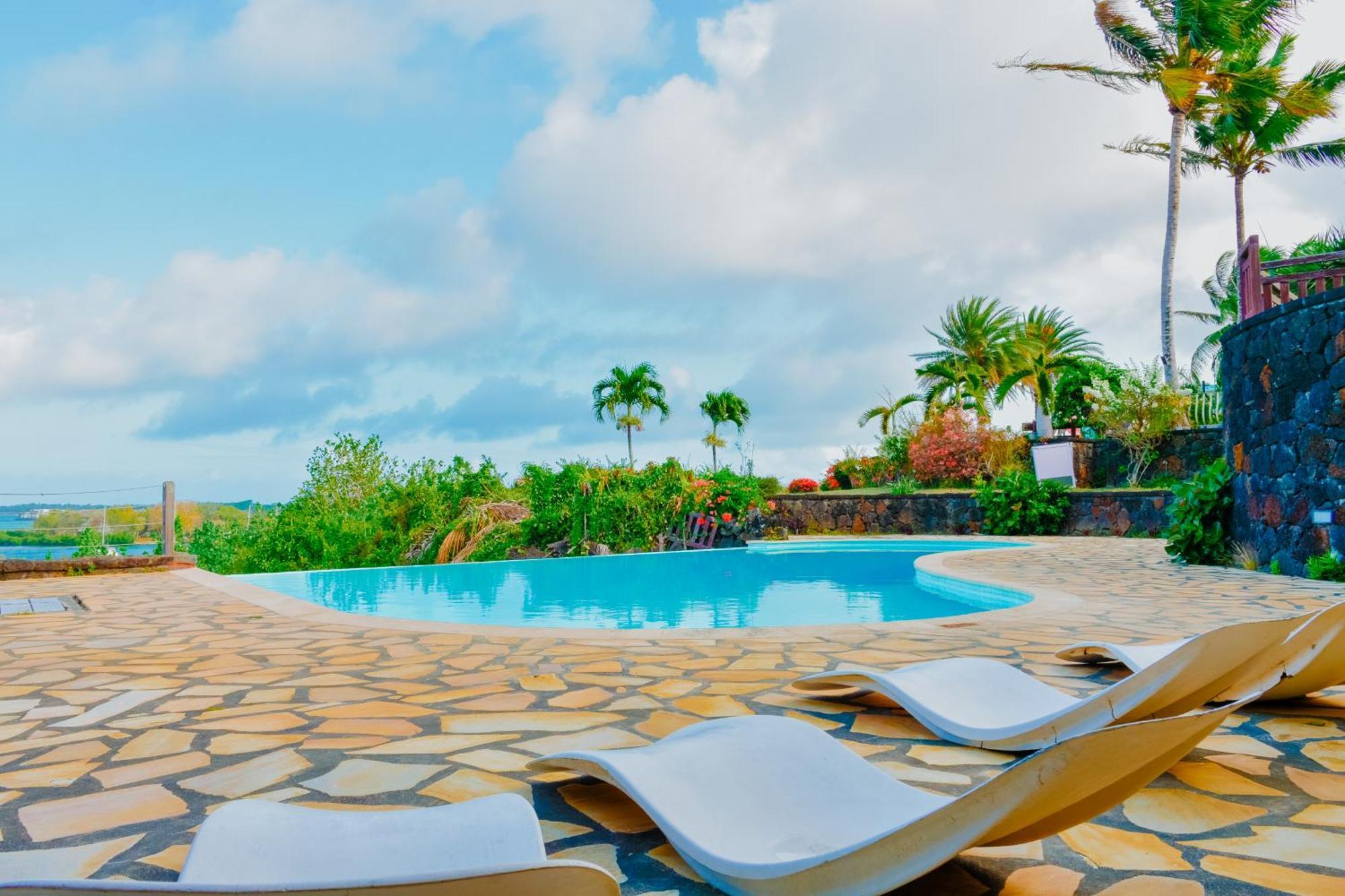 Boutique On The Rocks With Stunning Sea Views, Infinity Pool & Private Sea Trou d'Eau Douce