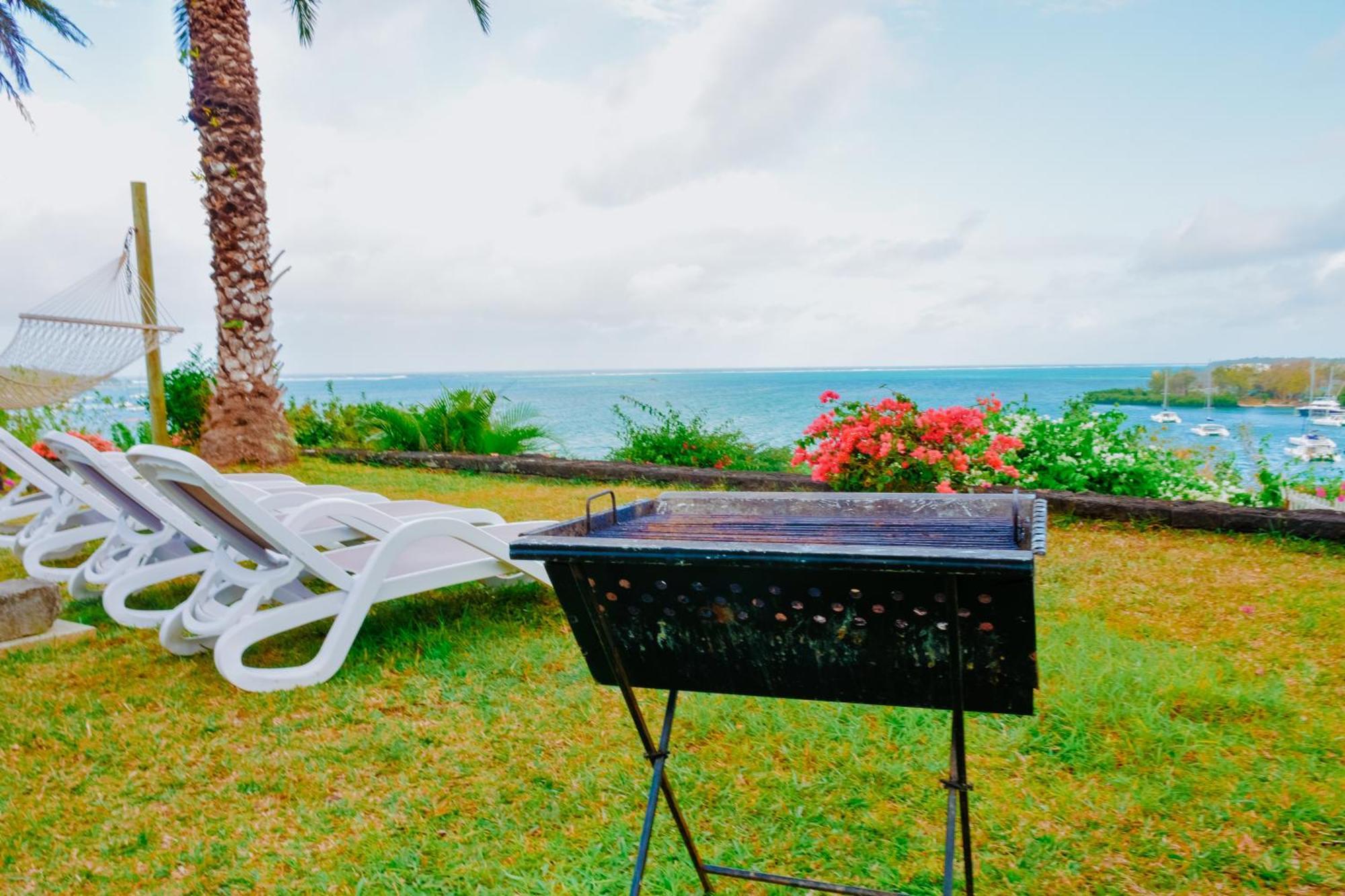 Boutique On The Rocks With Stunning Sea Views, Infinity Pool & Private Sea Holiday home *
