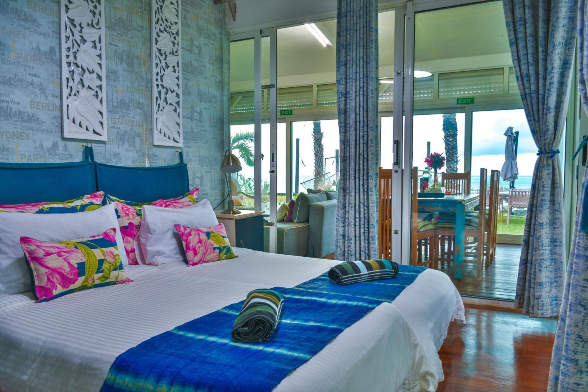 Boutique On The Rocks With Stunning Sea Views, Infinity Pool & Private Sea Holiday home *