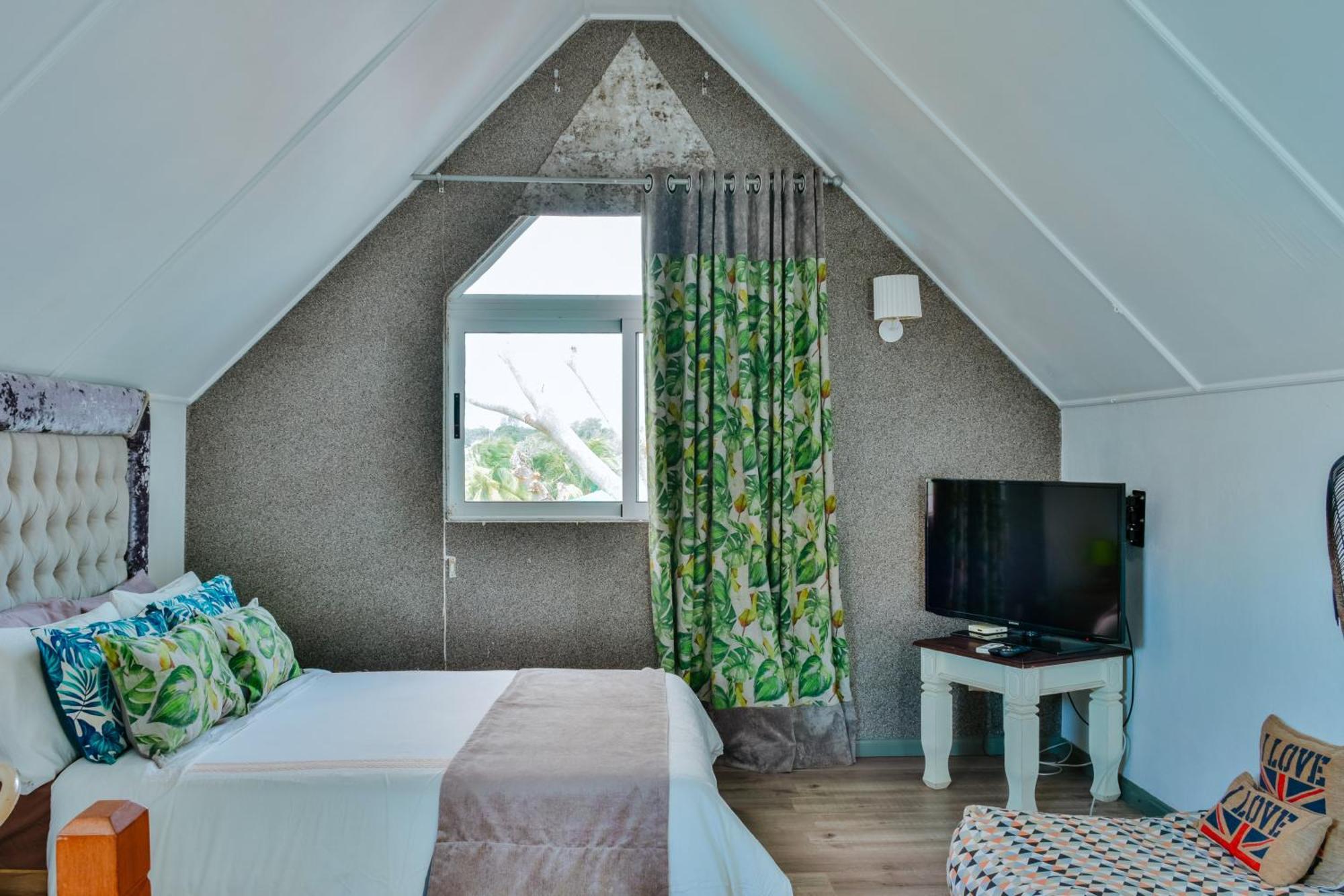 Boutique On The Rocks With Stunning Sea Views, Infinity Pool & Private Sea