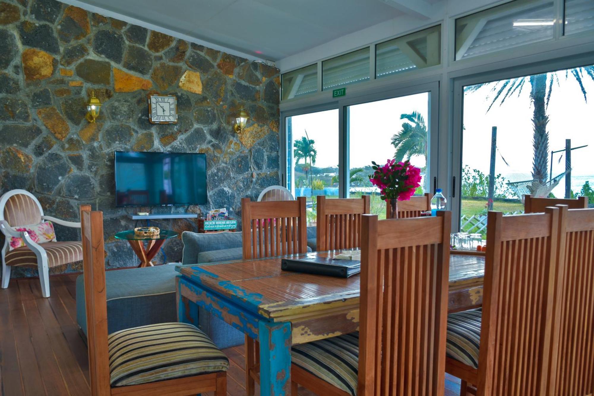 Boutique On The Rocks With Stunning Sea Views, Infinity Pool & Private Sea Holiday home *