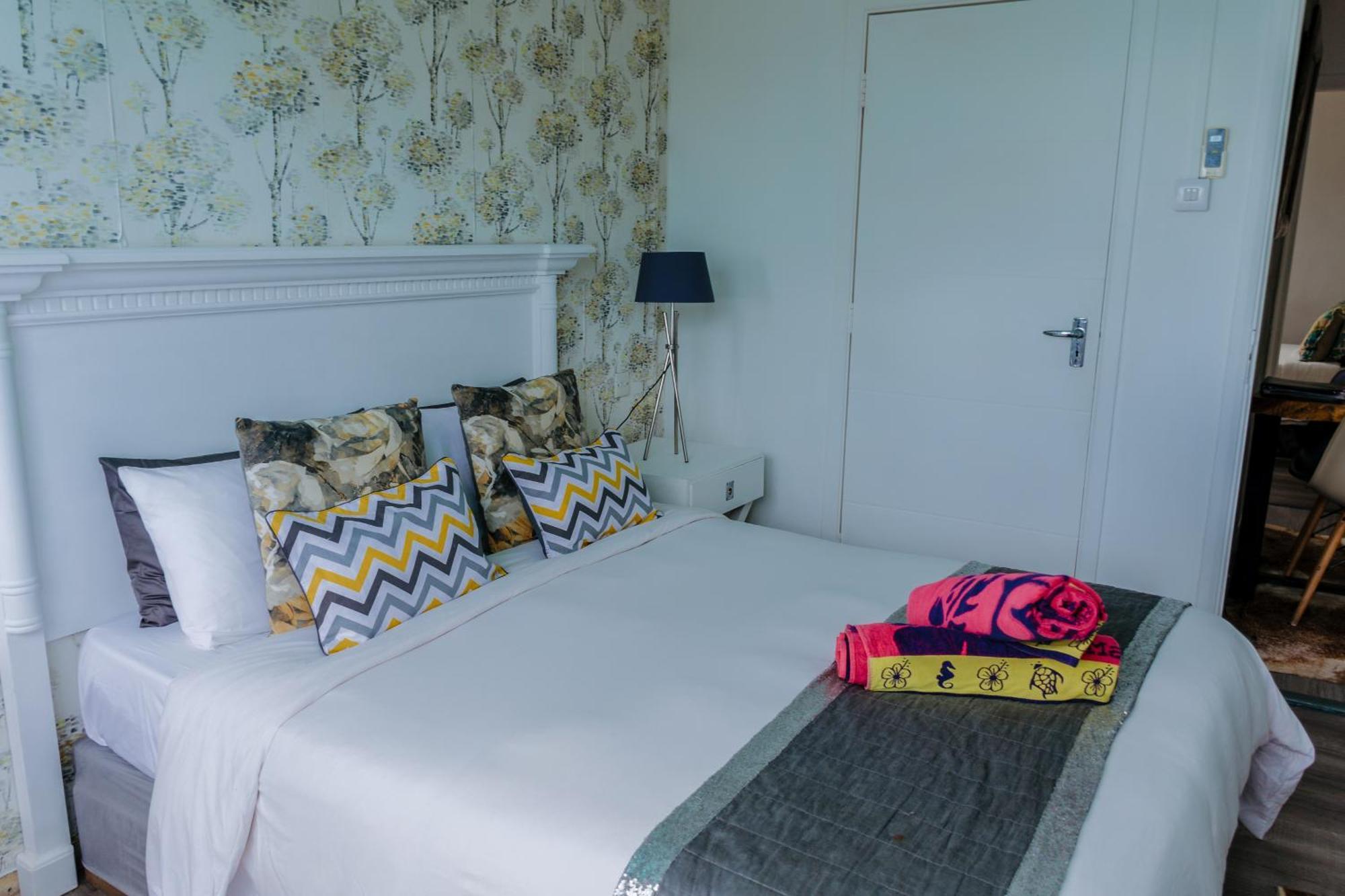 Boutique On The Rocks With Stunning Sea Views, Infinity Pool & Private Sea Holiday home