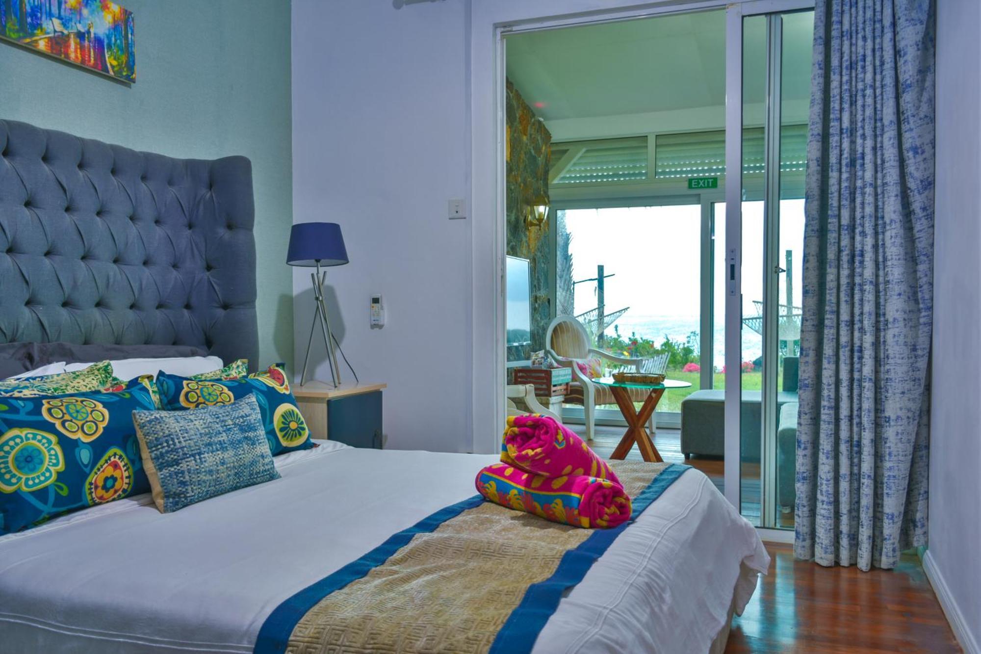 Boutique On The Rocks With Stunning Sea Views, Infinity Pool & Private Sea Holiday home *