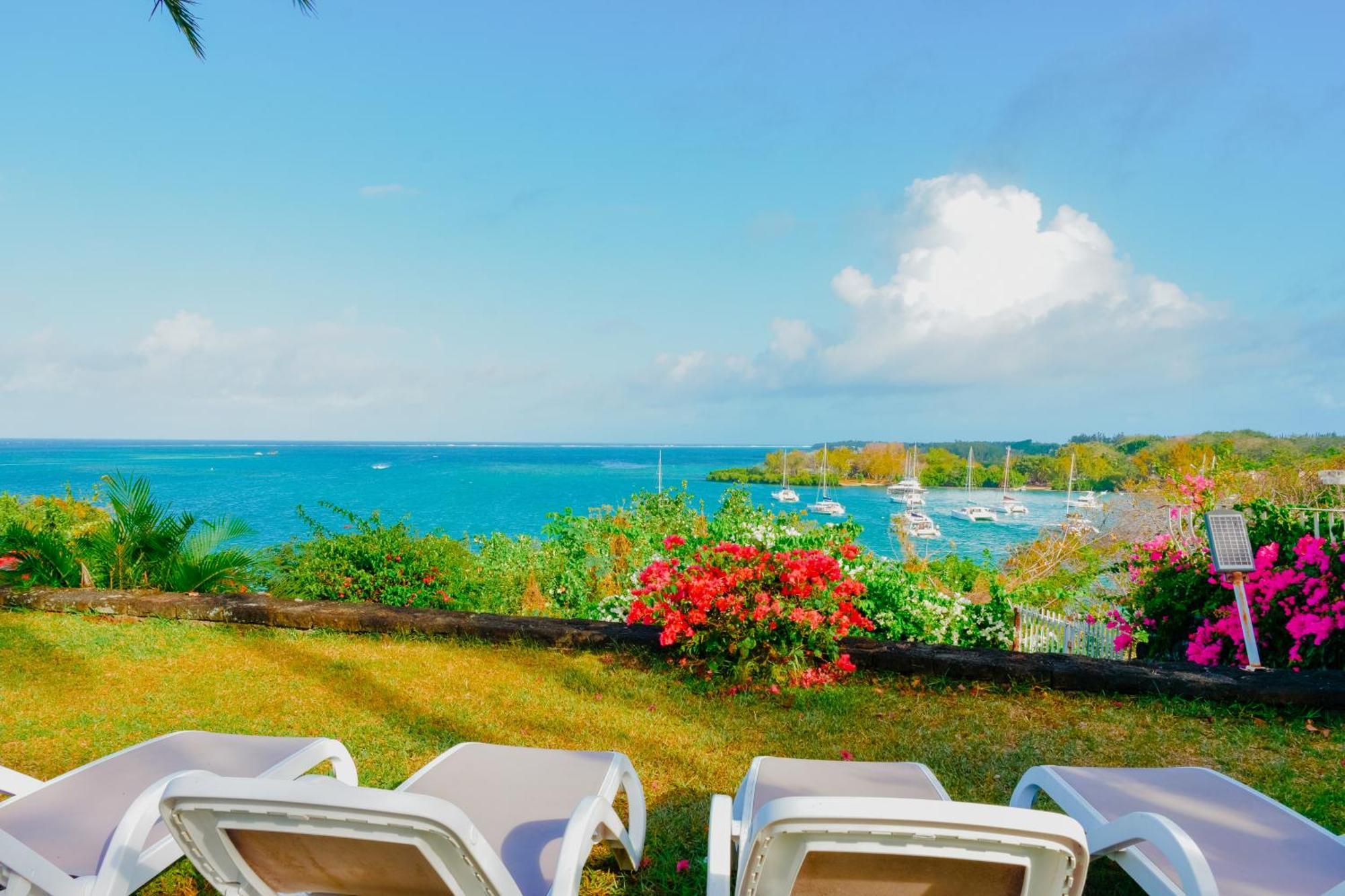 Boutique On The Rocks With Stunning Sea Views, Infinity Pool & Private Sea Holiday home