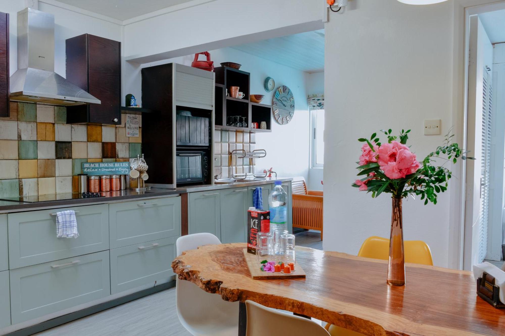 Boutique On The Rocks With Stunning Sea Views, Infinity Pool & Private Sea Holiday home *