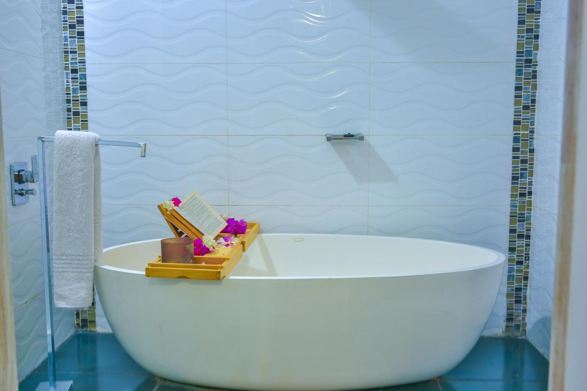 Boutique On The Rocks With Stunning Sea Views, Infinity Pool & Private Sea