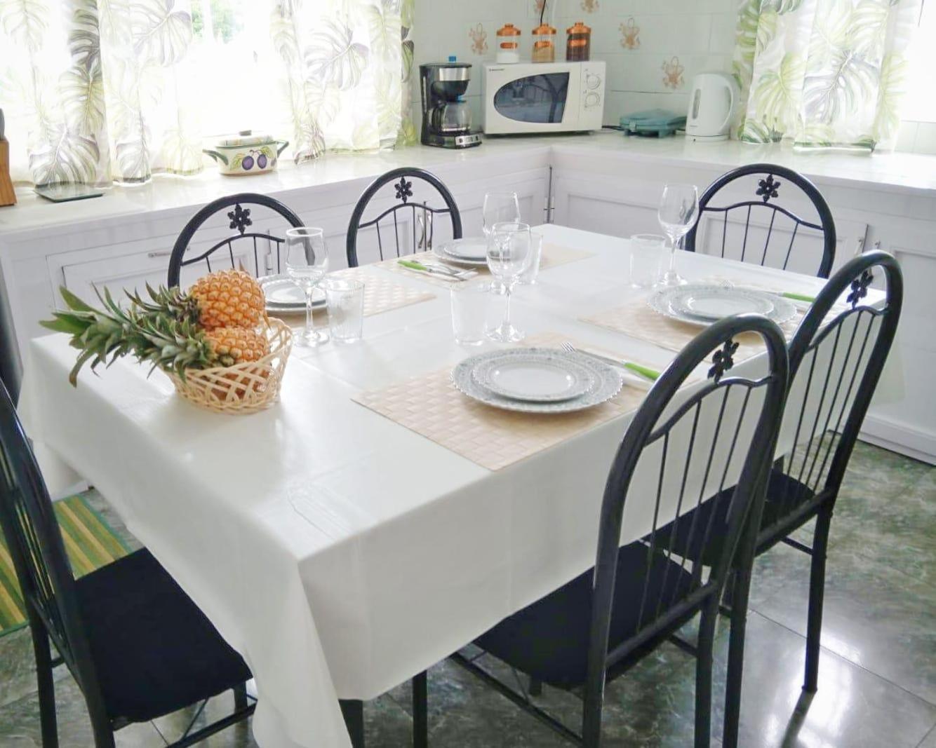Casa de férias Bella Is 5 Mins From The With Amazing Garden Overlooking The Pool Trou d'Eau Douce