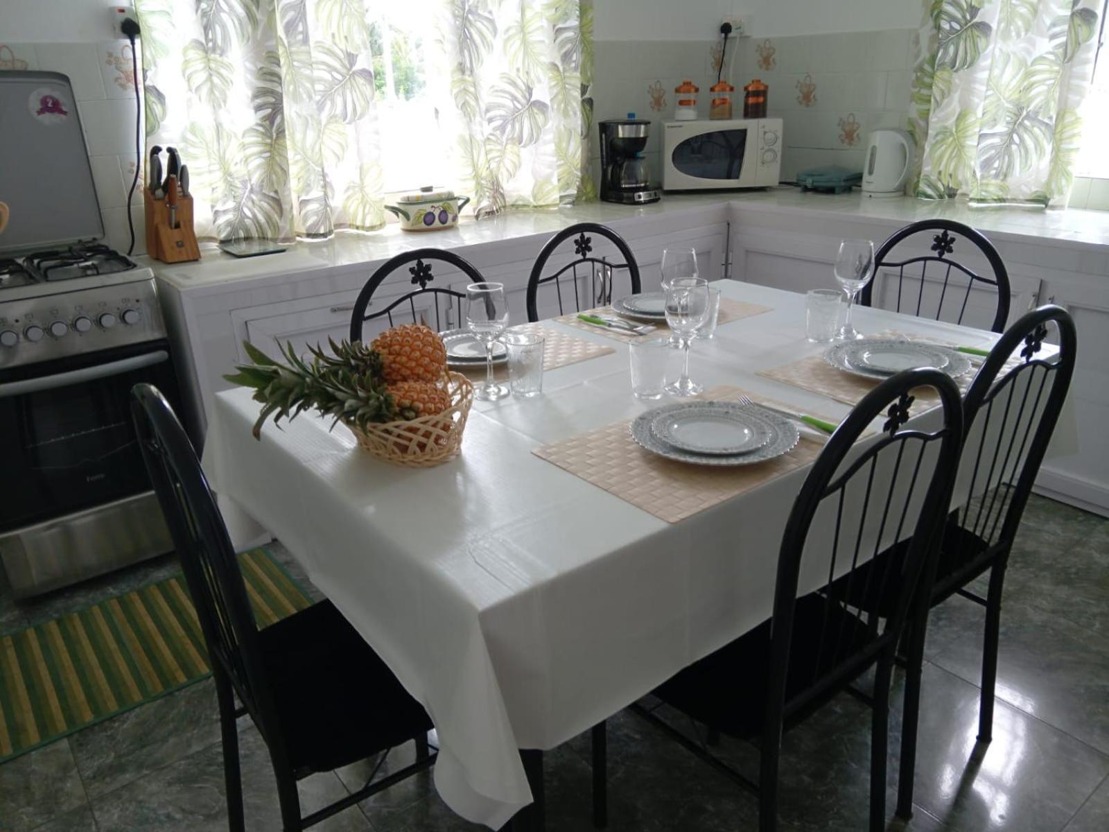 Bella Is 5 Mins From The With Amazing Garden Overlooking The Pool